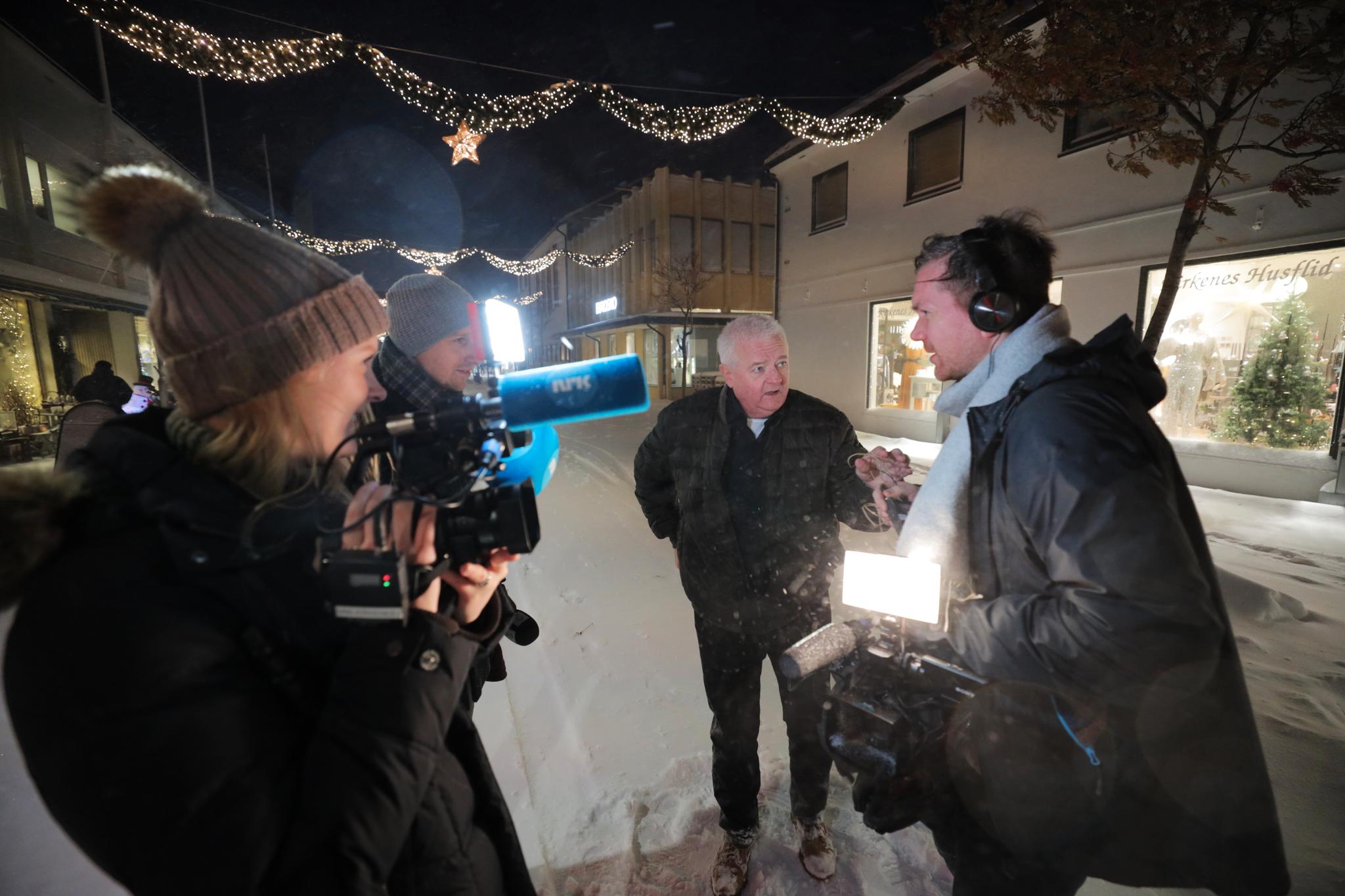 Frode Berg hadde pressekonferanse dagen etter at han kom hjem til Kirkenes. Etter pressekonferansen var han en runde rundt i Kirkenes og hilste på folk. Her er sammen et tv-team fra TV2 og NRK.
