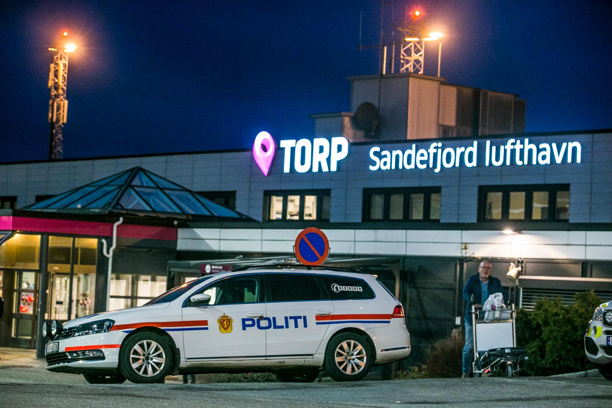 Store politistyrker rykket fredag ettermiddag ut til Sandefjord lufthavn Torp. Foto: Trond Reidar Teigen / NTB scanpix