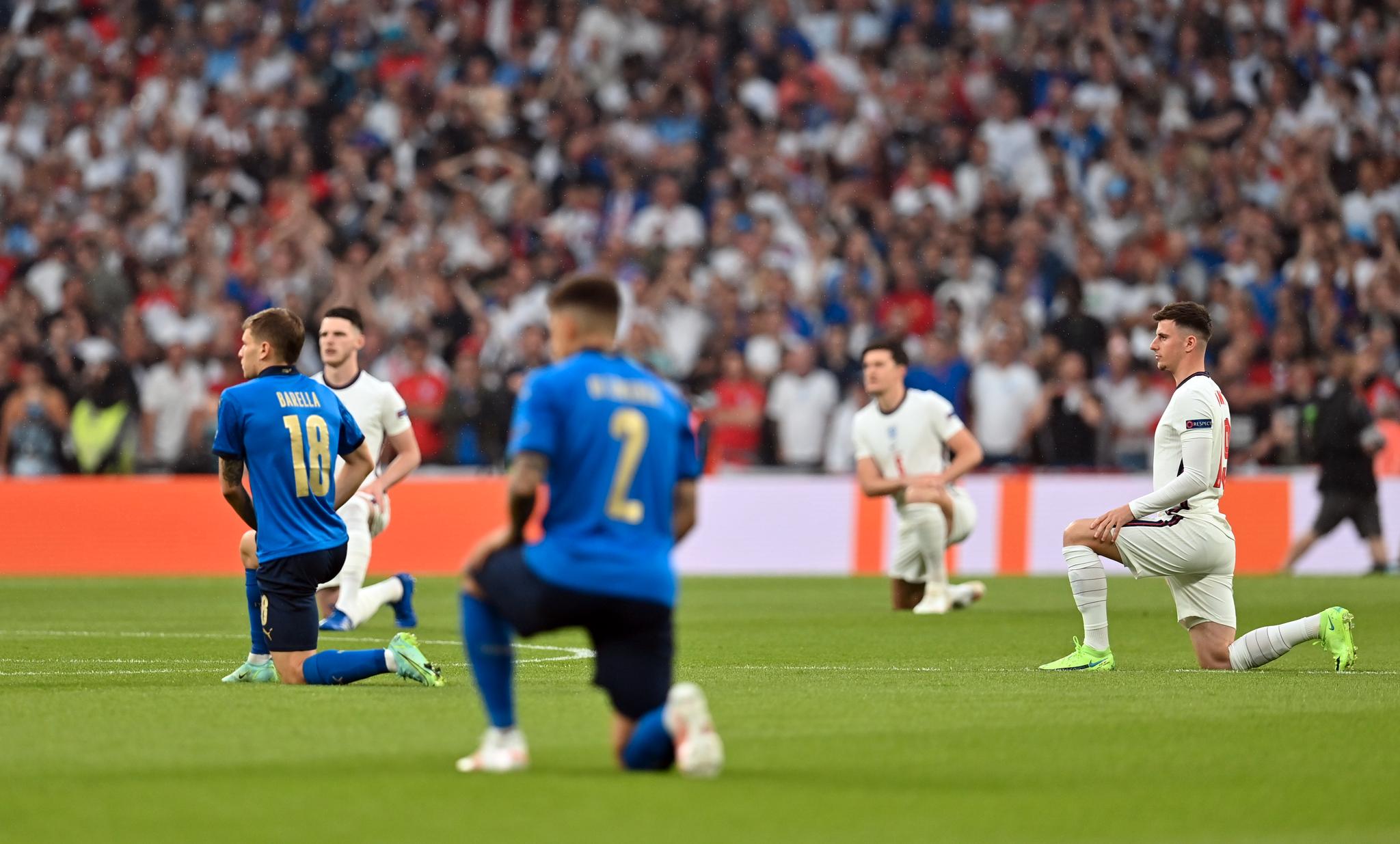 England kneler i forkant av finalen mot Italia. Markeringen startet i USA med at den amerikanske fotballspilleren Colin Kaepernick knelte i forkant av en kamp i 2016. Senere er det blitt et fremtredende symbol i sport og under demonstrasjoner. 
