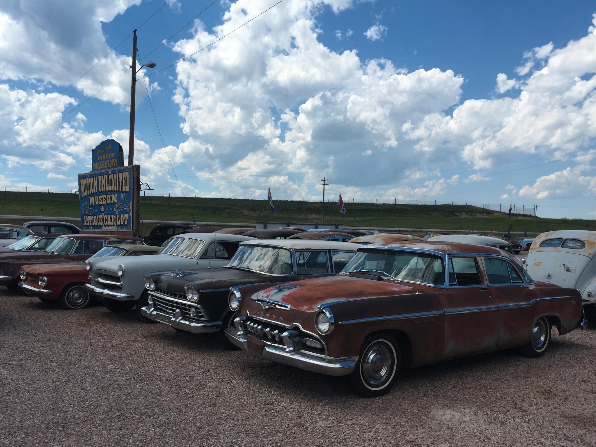 TUT, TUT: Gamle amerikanere er en interesse for familien, så det ble mange stopp på bilmuseer og steder der solbrente gamle klassikere sto parkert. Rapid City, South Dakota.