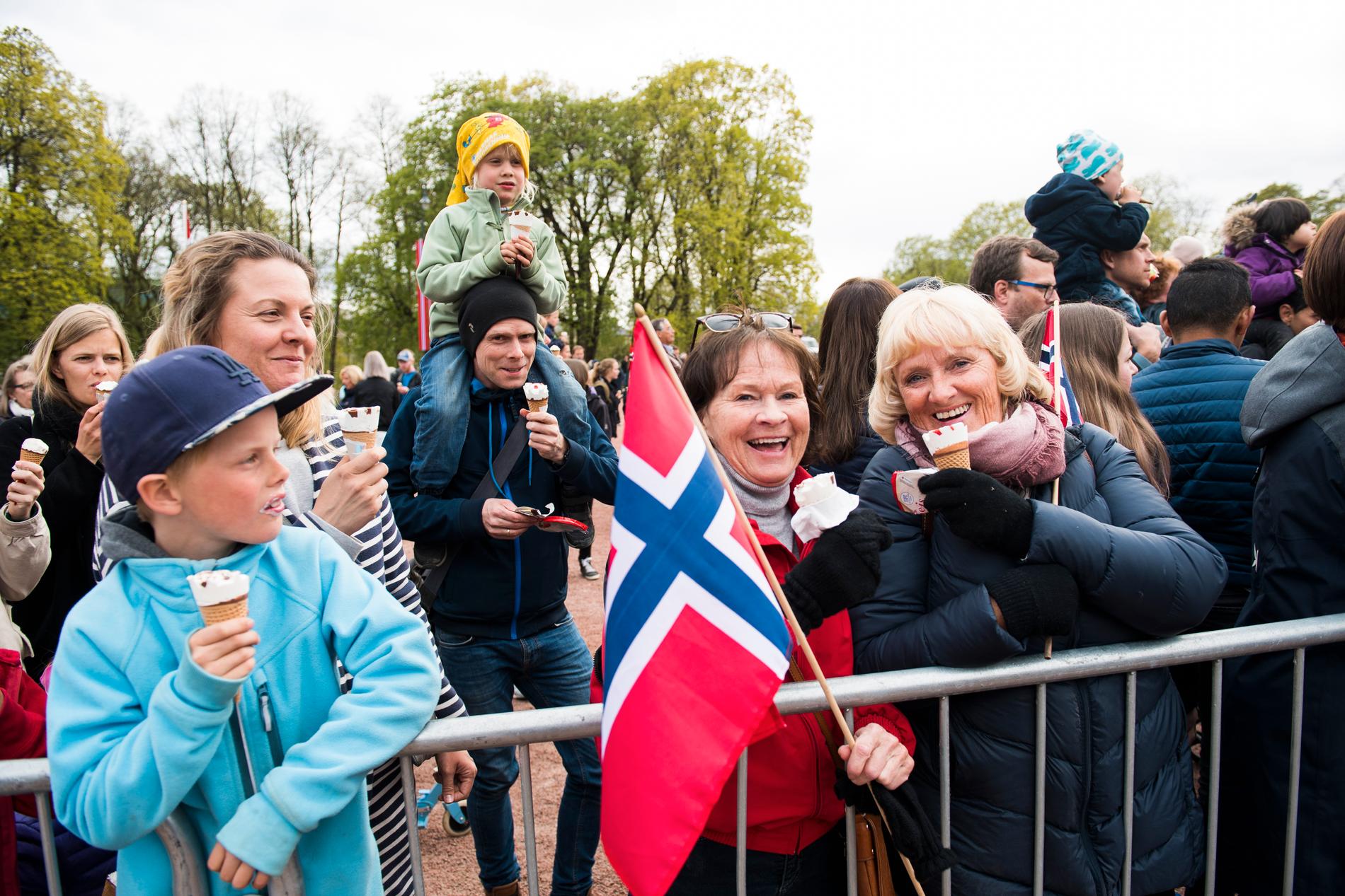 IS: Markus (f.v), Kristina, Lerke og Fredrik Hedeman, Inger Johanesen (nr to fra h) og Randi Jansen (t.h) spiser gratis is på Slottsplassen i anledning kongeparets 80-årsfeiring. 