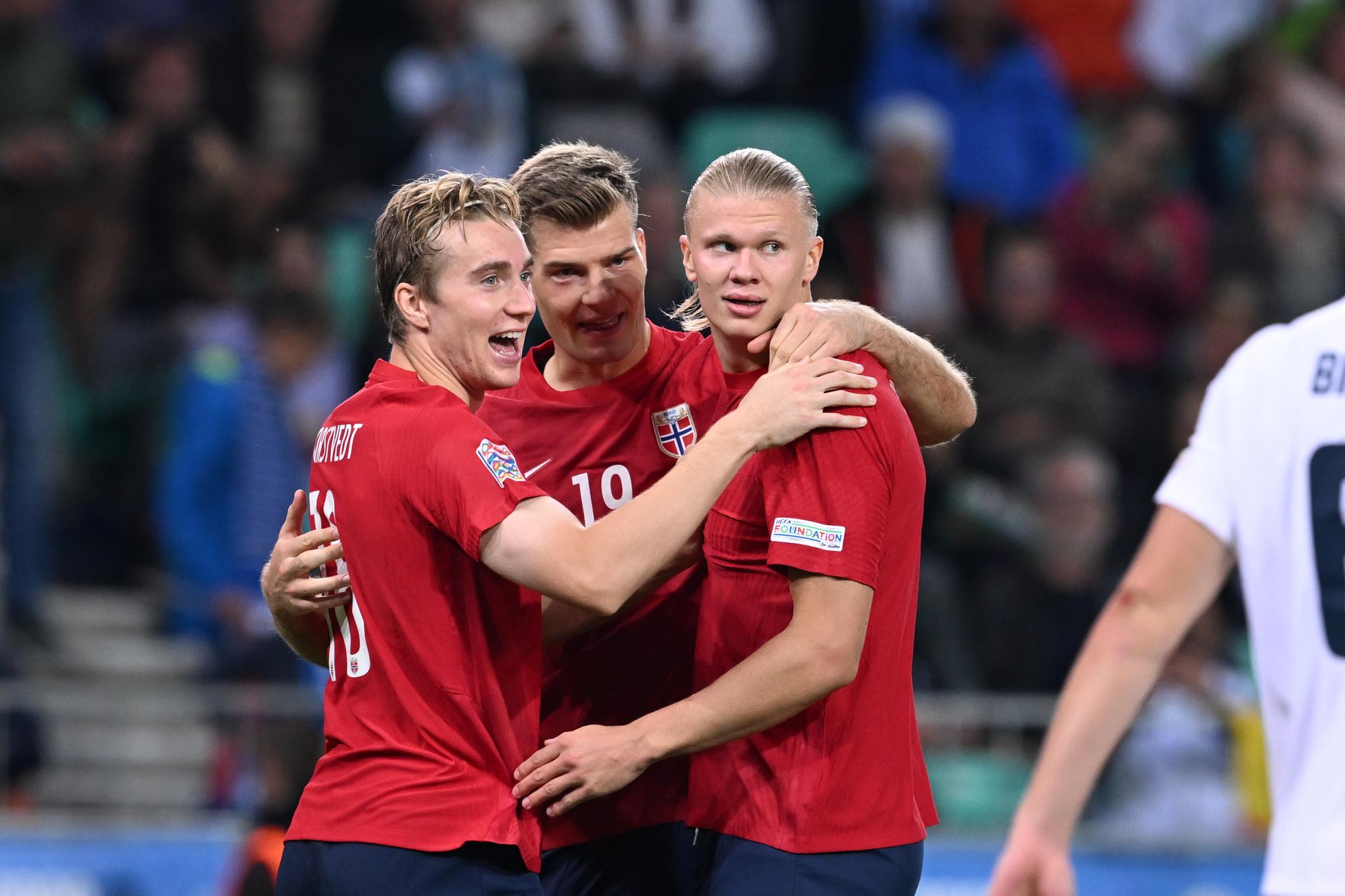 Kristian Thorstvedt, Alexander Sørloth og Erling Braut Haaland jubler over scoring mot Slovenia i september 2022.