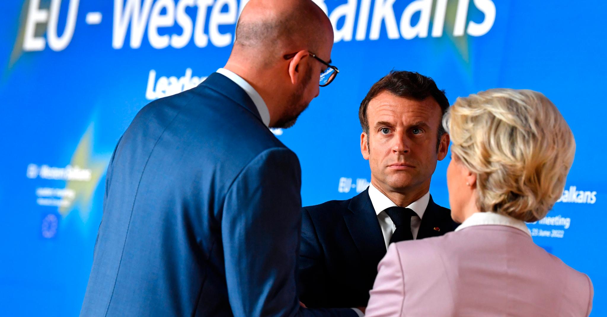 Frankrikes president Emmanuel Macron i samtale med EUs toppledere før EU-Balkan toppmøtet. Macron får mye av skylden for at Balkan-landene er plassert i sidelinjen.