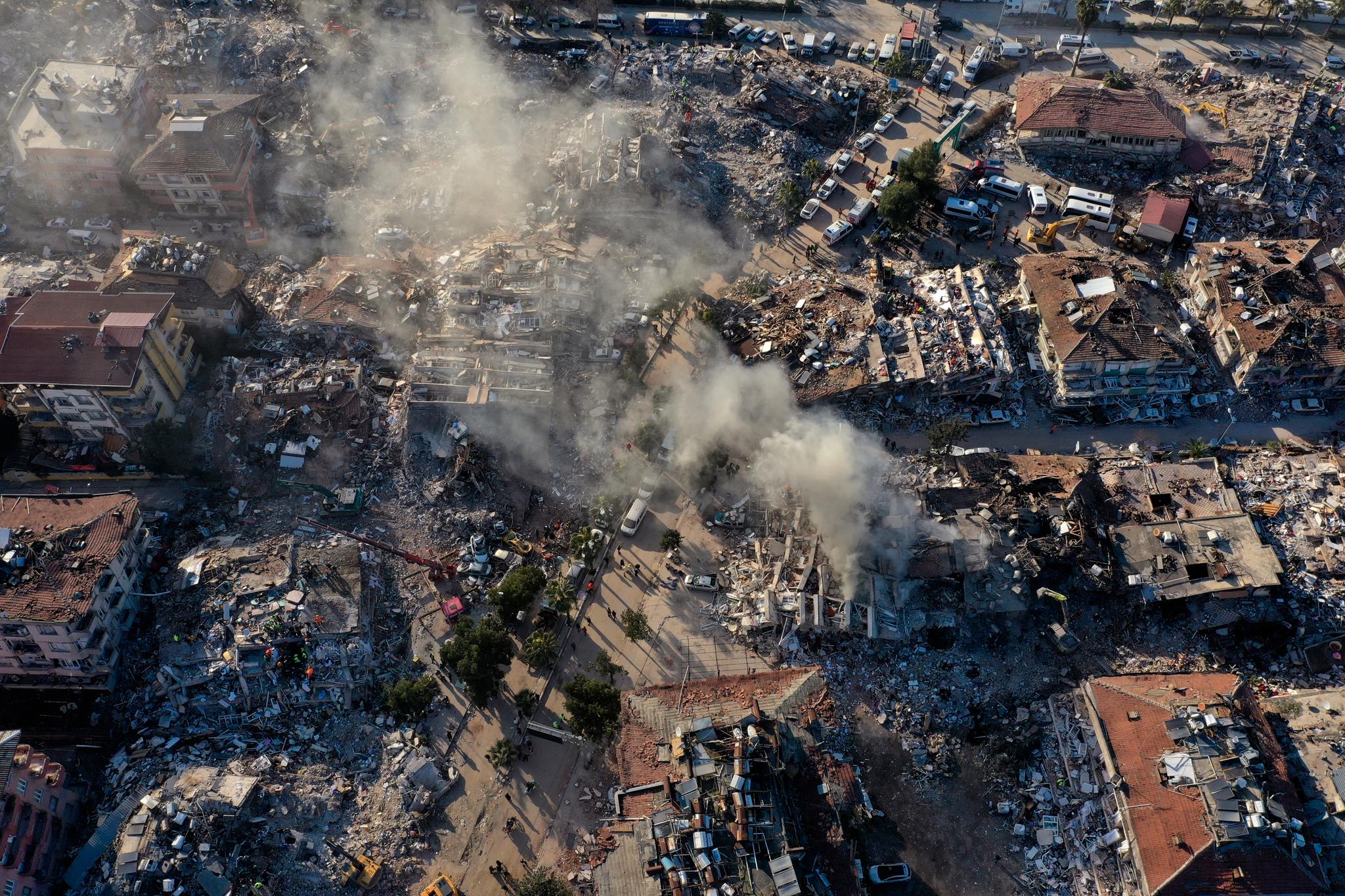 Dette bildet viser skadeomfanget i et nabolag i den tyrkiske byen Antakya. 