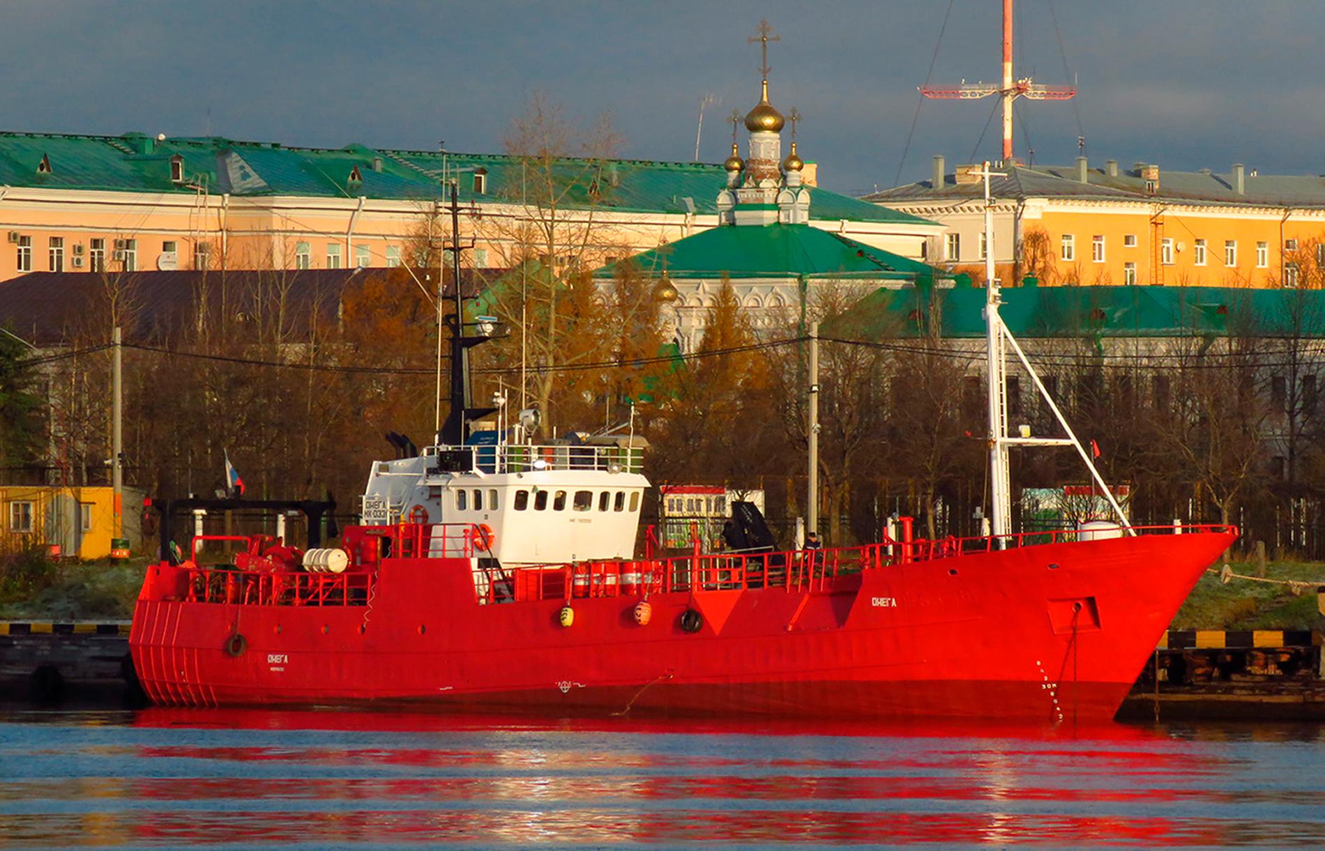 Bilde av Onega ved havn i Arkhangelsk 31. oktober i år. Tråleren gikk ned mandag og 17 av mannskapet er antatt omkommet. 