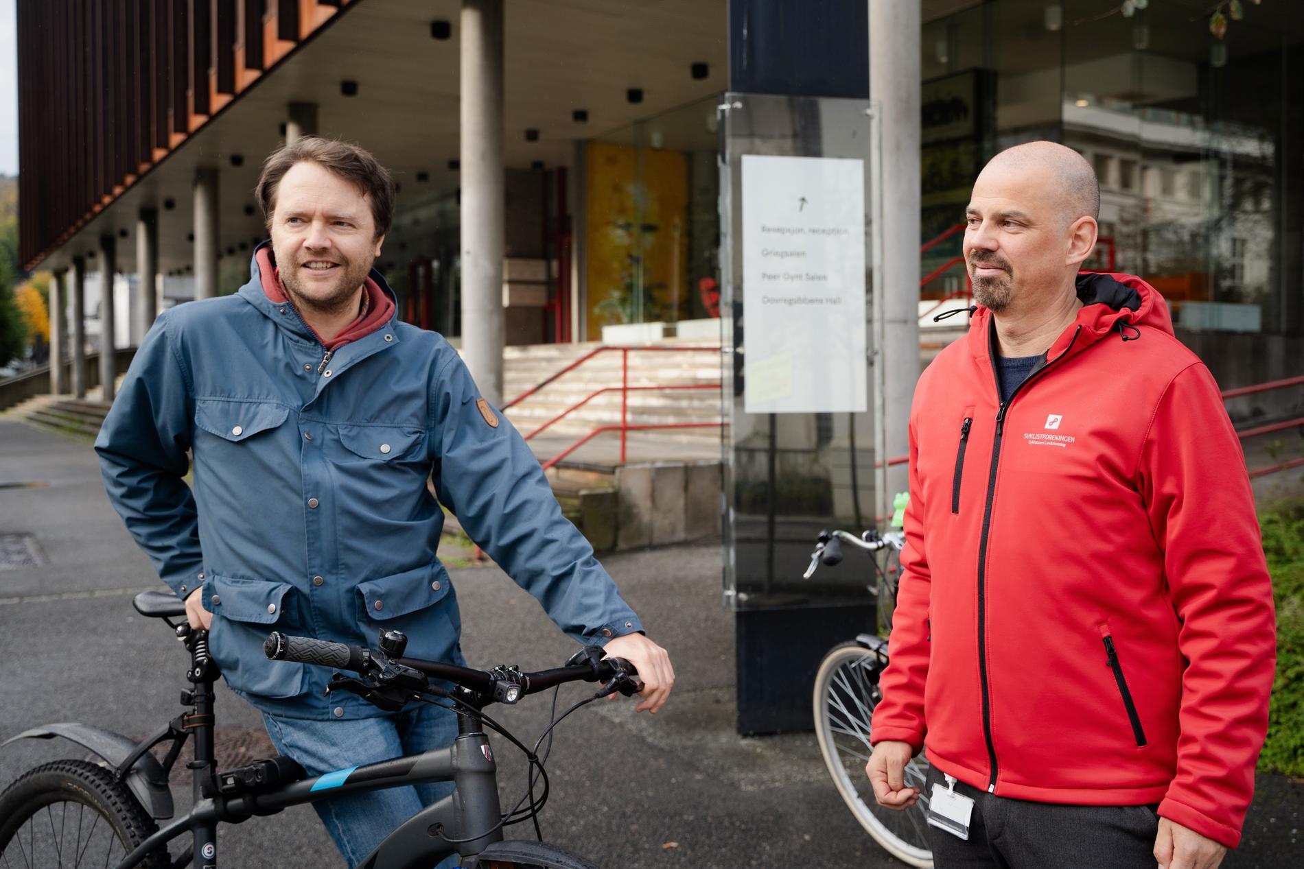 Syklist Martin Christensen og leder i Syklistforbundet i Bergen og omegn, Reidar Thorstensen.