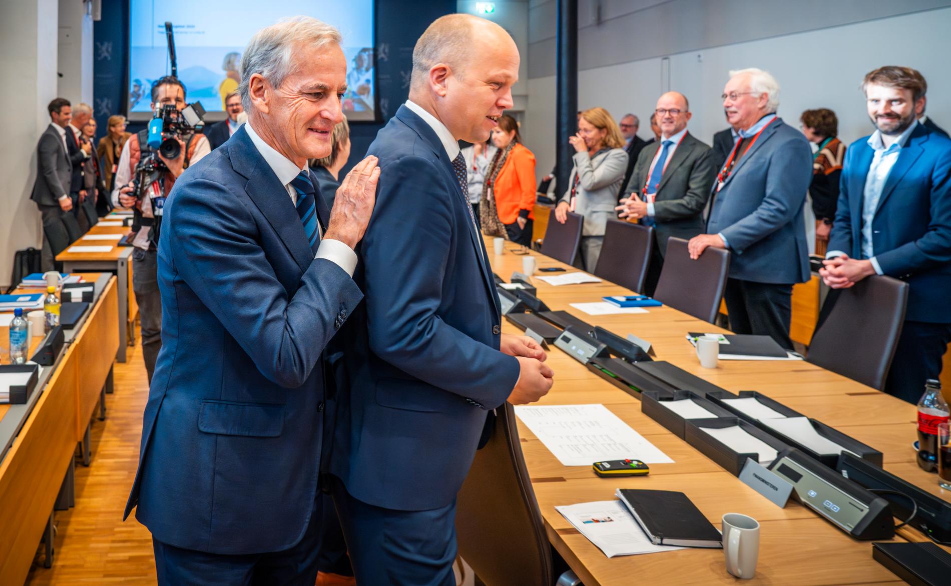 Statsminister Jonas Gahr Støre (Ap) og finansminister Trygve Slagsvold Vedum (Sp) er rivende uenige om energisamarbeidet med EU.
