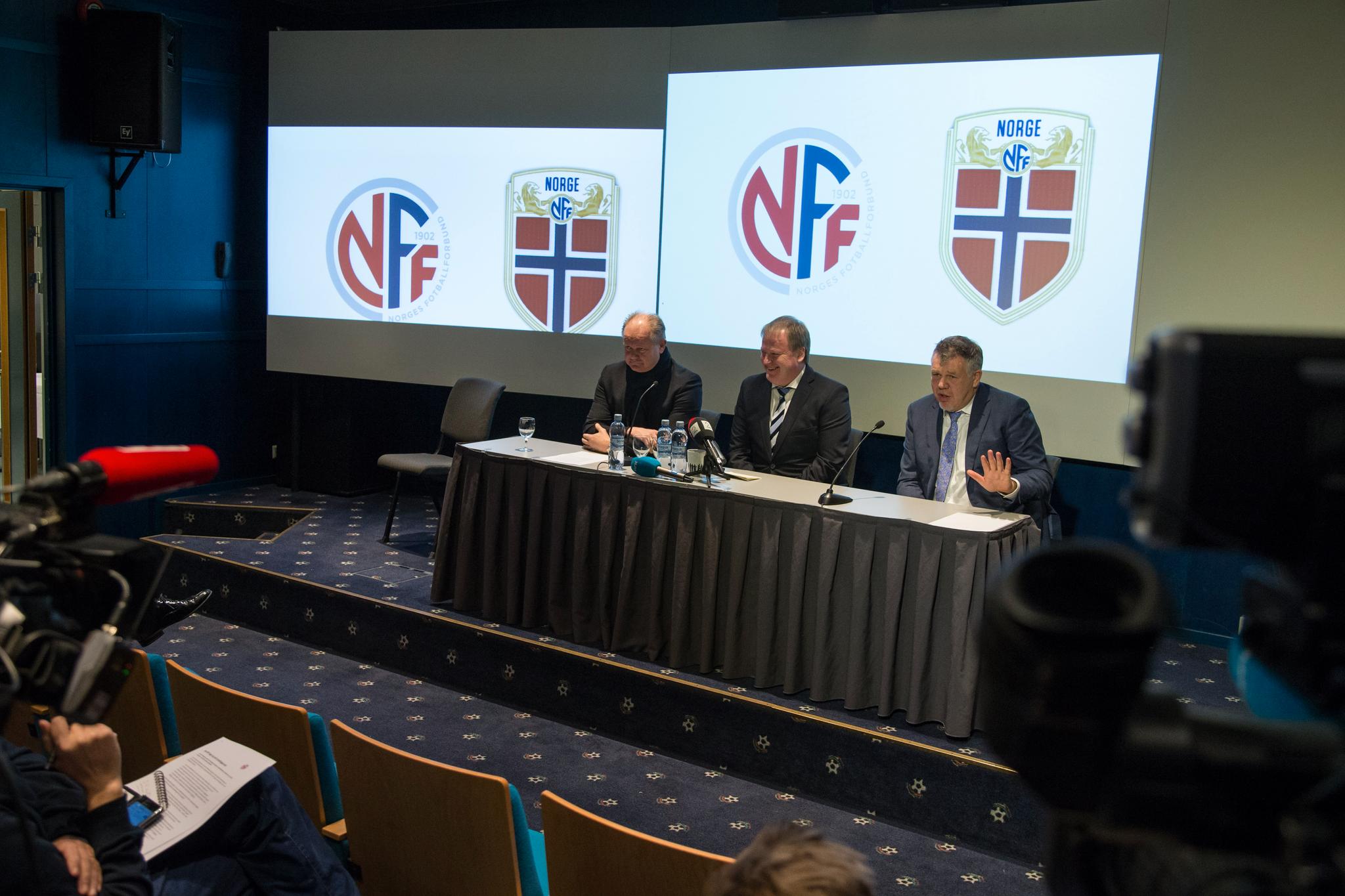 KRITIKK: NFF, her representert ved generaøsekretær Kjetil Siem (t.h.), president Yngve Hallén og landslagssjef Per-Mathias Høgmo.