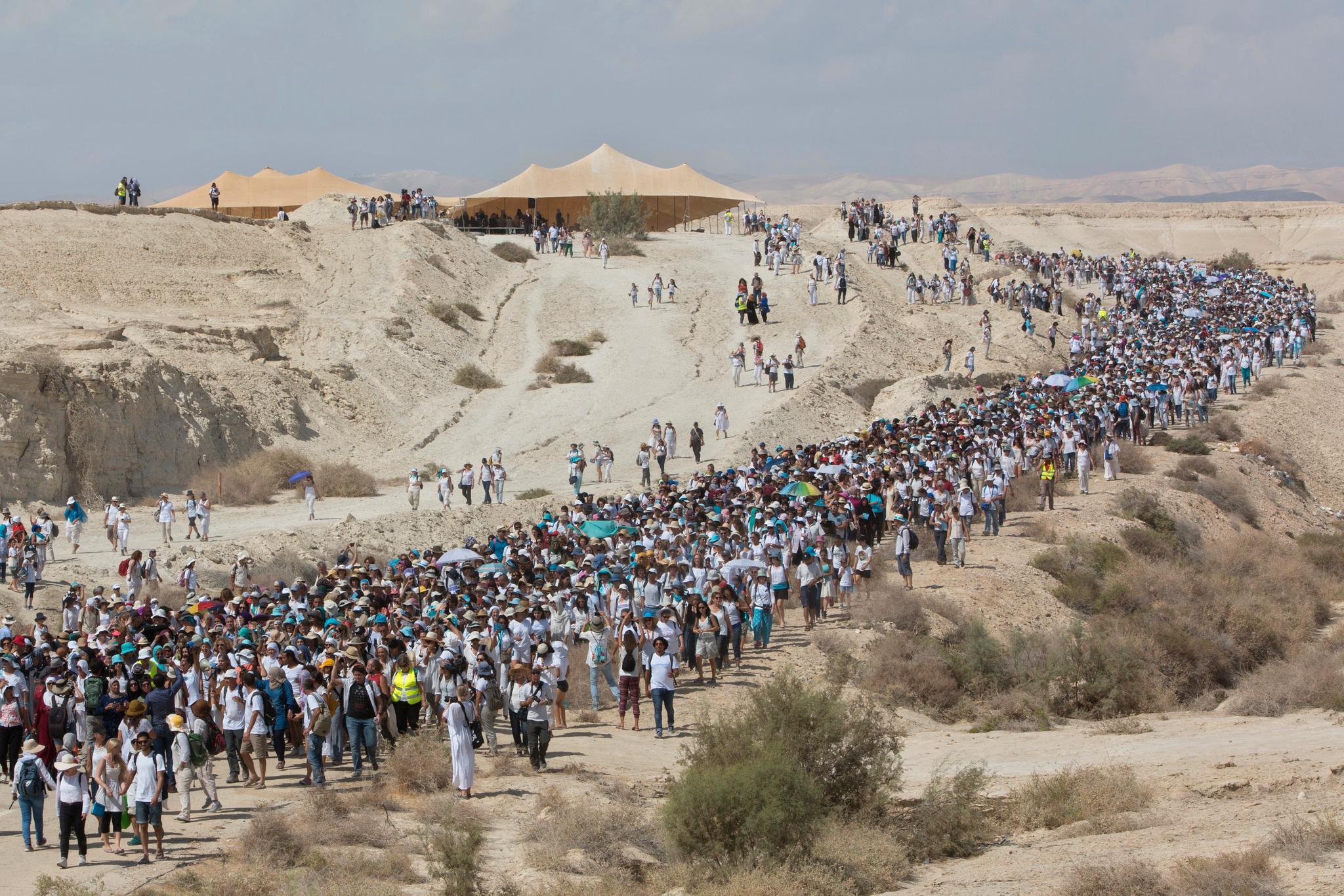 Palestinske og israelske kvinner på marsj nær Dødehavet.