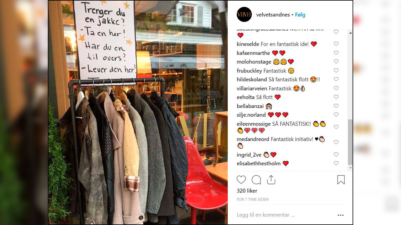 Dette bildet la Velvet ut på sin Instagram-konto torsdag. Jakkestativet blir stående utenfor butikken så lenge det er jakker igjen. 