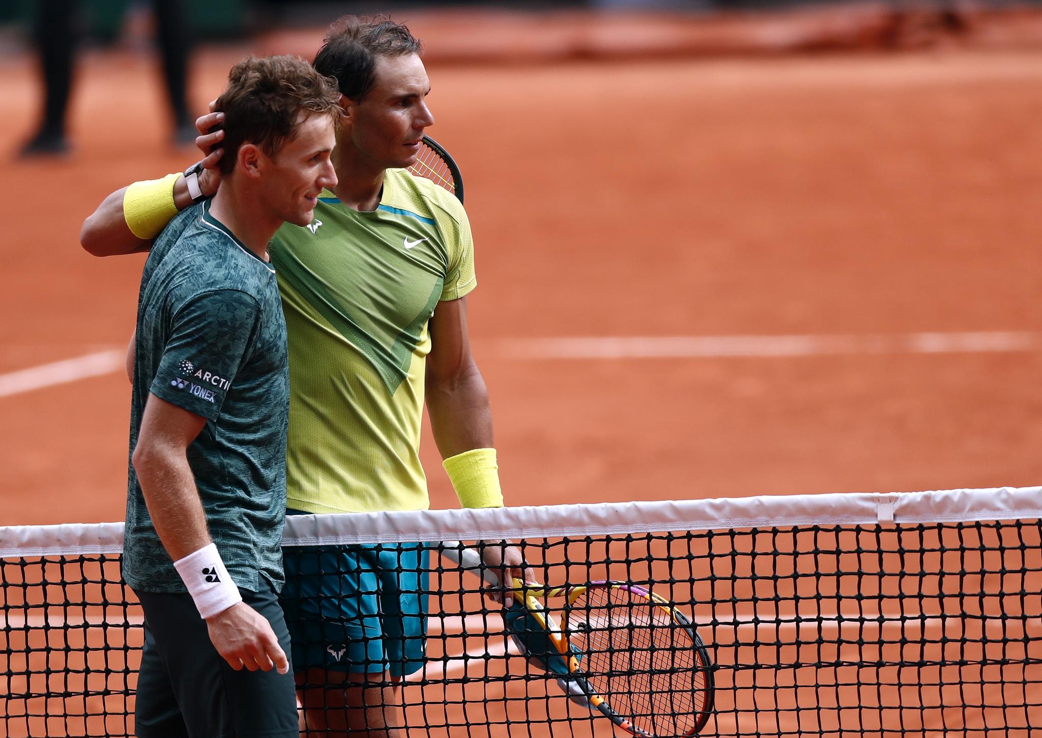 JUNI: Ruud tar seg til finalen i French Open hvor han taper for sitt barndomsidol Rafael Nadal.