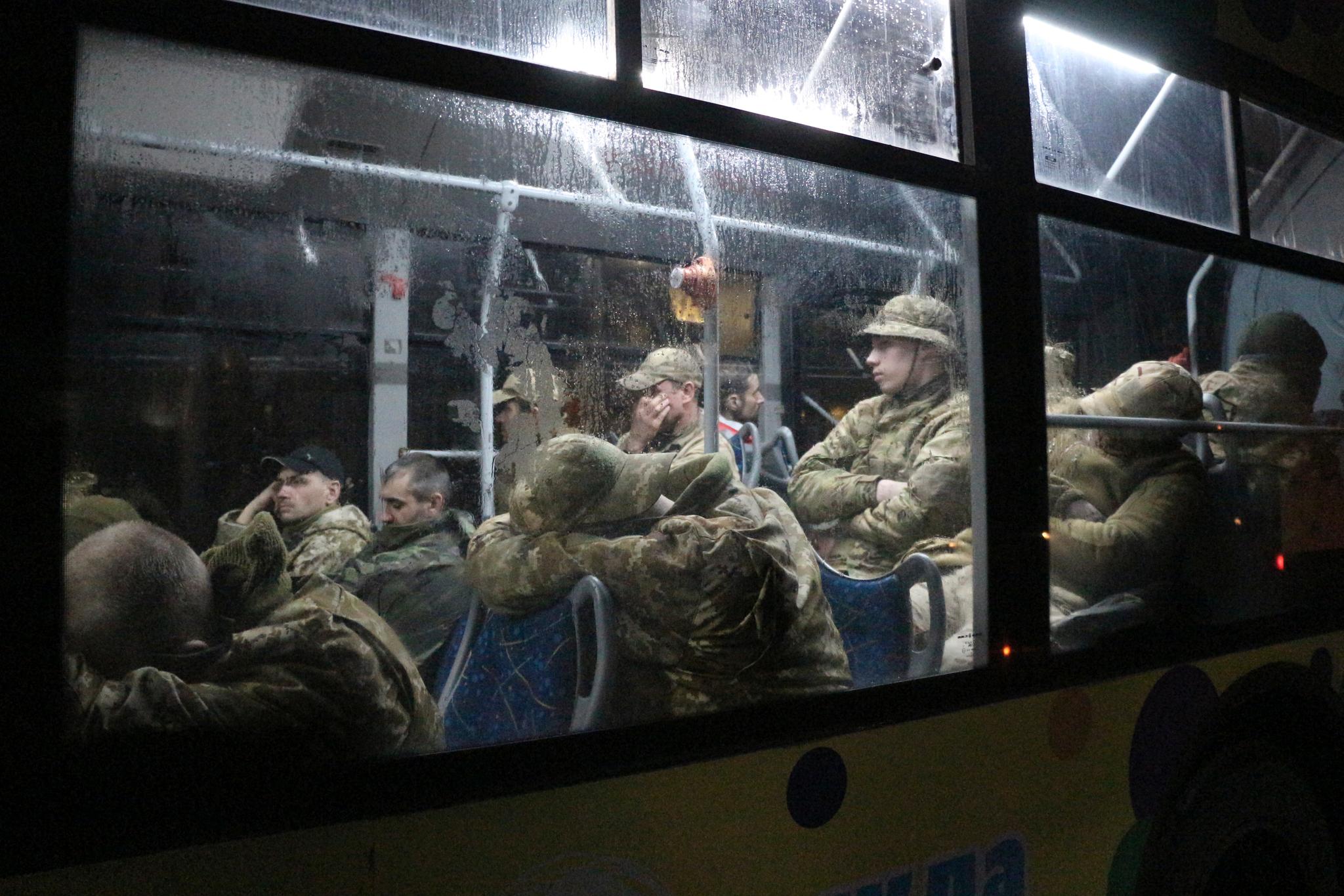 Soldater i buss på vei fra det beleirede stålverket i Mariupol.