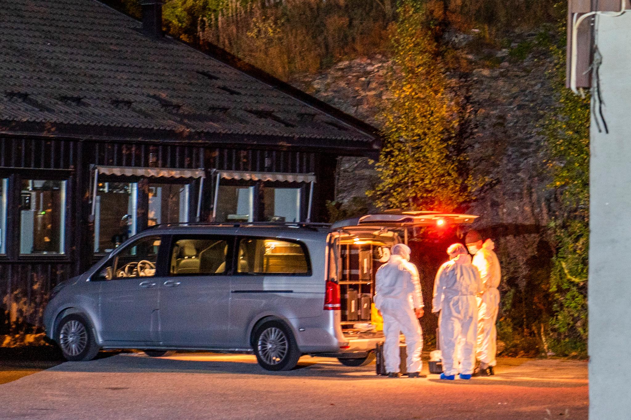 Krimteknikere på stedet der en mann i 30-årene tirsdag ettermiddag ble skutt og drept av politiet ved Bolkesjø turisthotell i Telemark. 