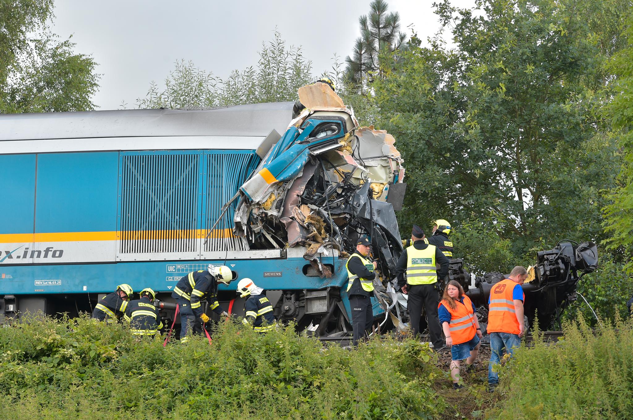 To tog kolliderte nær landsbyen Milavce i Tsjekkia onsdag. Førerne av begge togene har omkommet. 