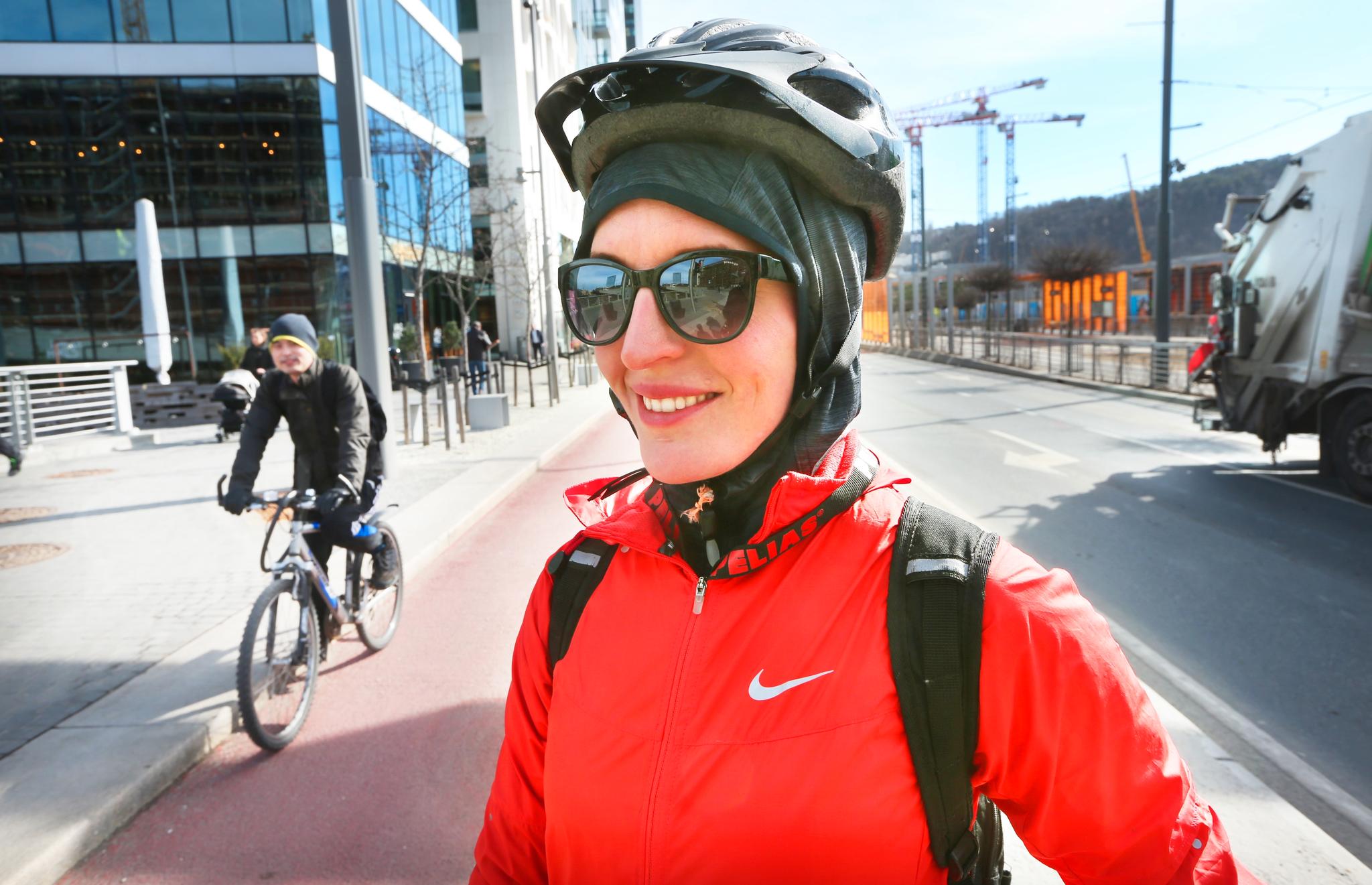 Louise Eskengren sykler t/r Lambertseter-Skøyen hver arbeidsdag og liker tanken på sykkelgate i Bispevika.   