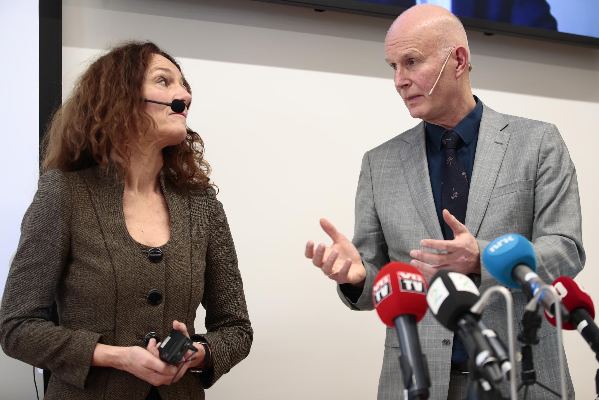 Helsedirektør Bjørn Guldvog og direktør i Folkehelseinstituttet Camilla Stoltenberg under deres daglige pressekonferanse i forbindelse med koronaviruset i Helsedirektoratet.