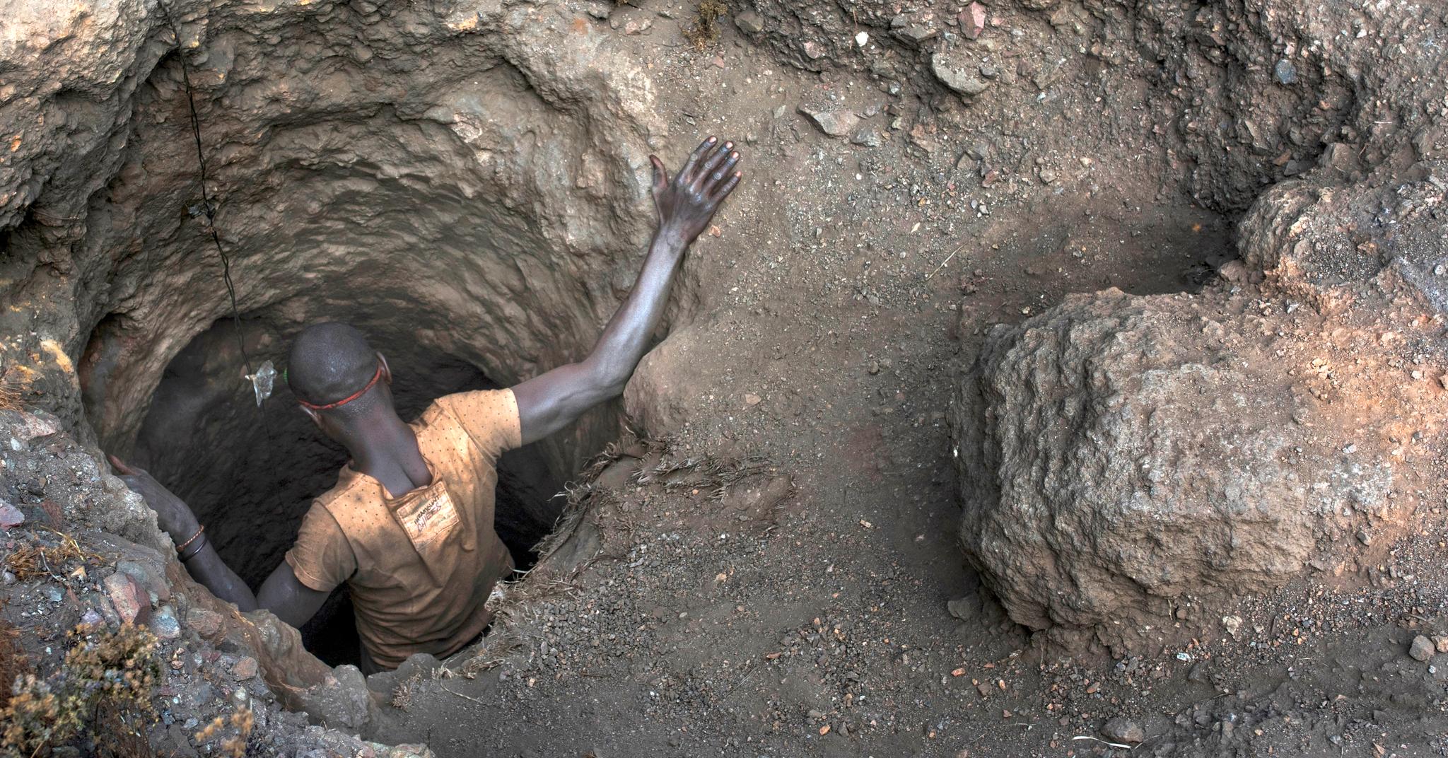 En såkalt “creuseur” - en graver - er på vei ned i en av de trange gruvesjaktene i Kawama. Tunellene er gravd med håndredskap og er livsfarlige å oppholde seg i. (Michael Robinson Chavez/The Washington Post)