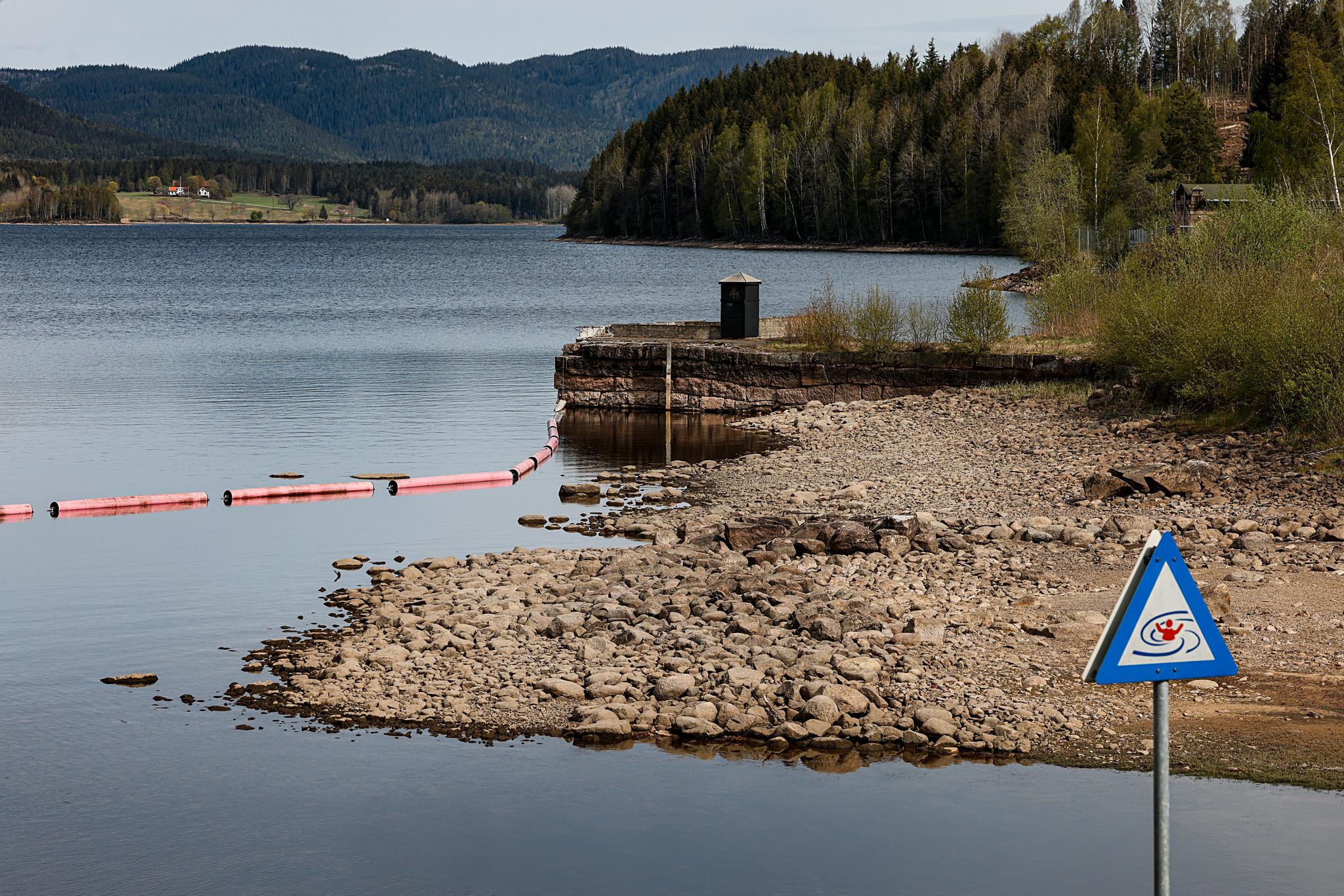 Vannstanden i Maridalsvannet var 31. mai på et svært lavt nivå. Regn den siste tiden hjelper på, men Oslo kommune ber fortsatt folk spare på vannet.