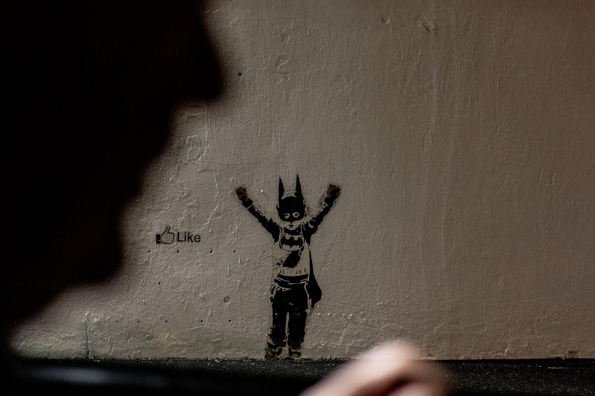 Bat-kid er fortsatt godt synlig. Her valgte man rett og slett å male rundt gatekunsten da veggen ble pusset opp.