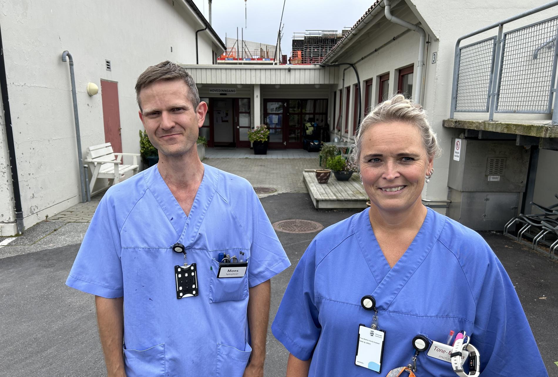Mons Markmanrud Norheim og Tone-Martha Hovda Aukland er blant tilsette sjukepleiarar på Finnøy sjukeheim. 