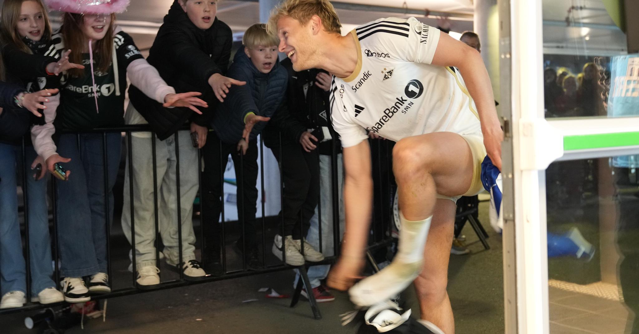 Foran flere titalls hylende RBK-fans tok Morten Bjørlo av seg shortsen og kastet den til dem.