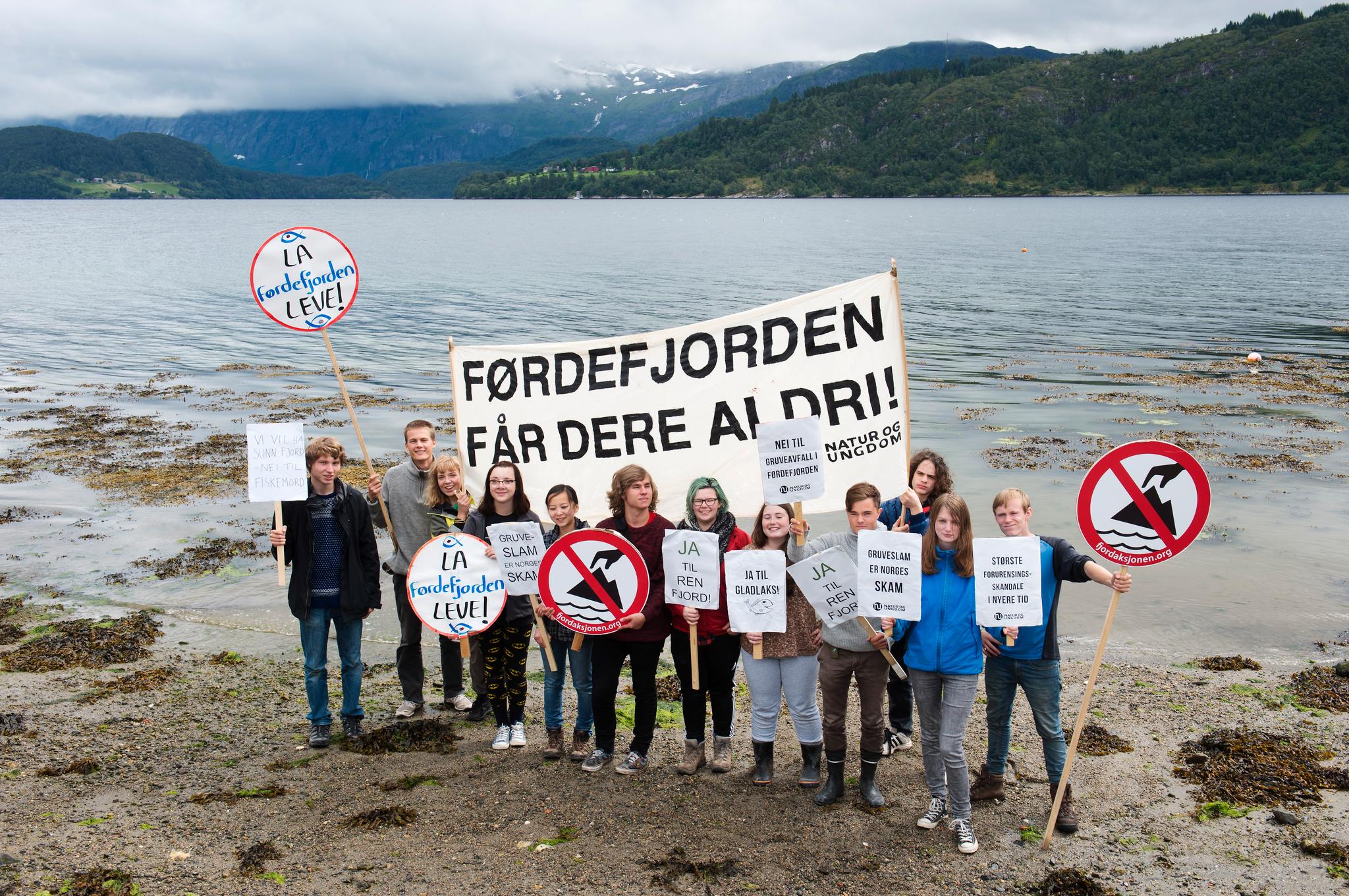 Deltakere på Natur og Ungdoms sommerleir på Vevring i 2015 demonstrerte mot dumping av gruveavfall i Førdefjorden. 