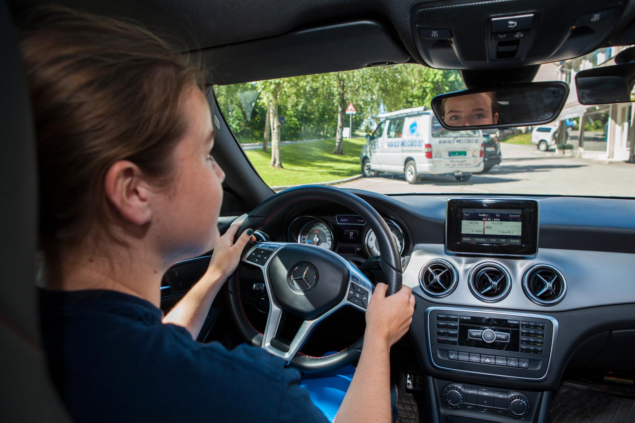 IKKE GIR: Margrete har øvelseskjørt i Mercedes med automatgir. 