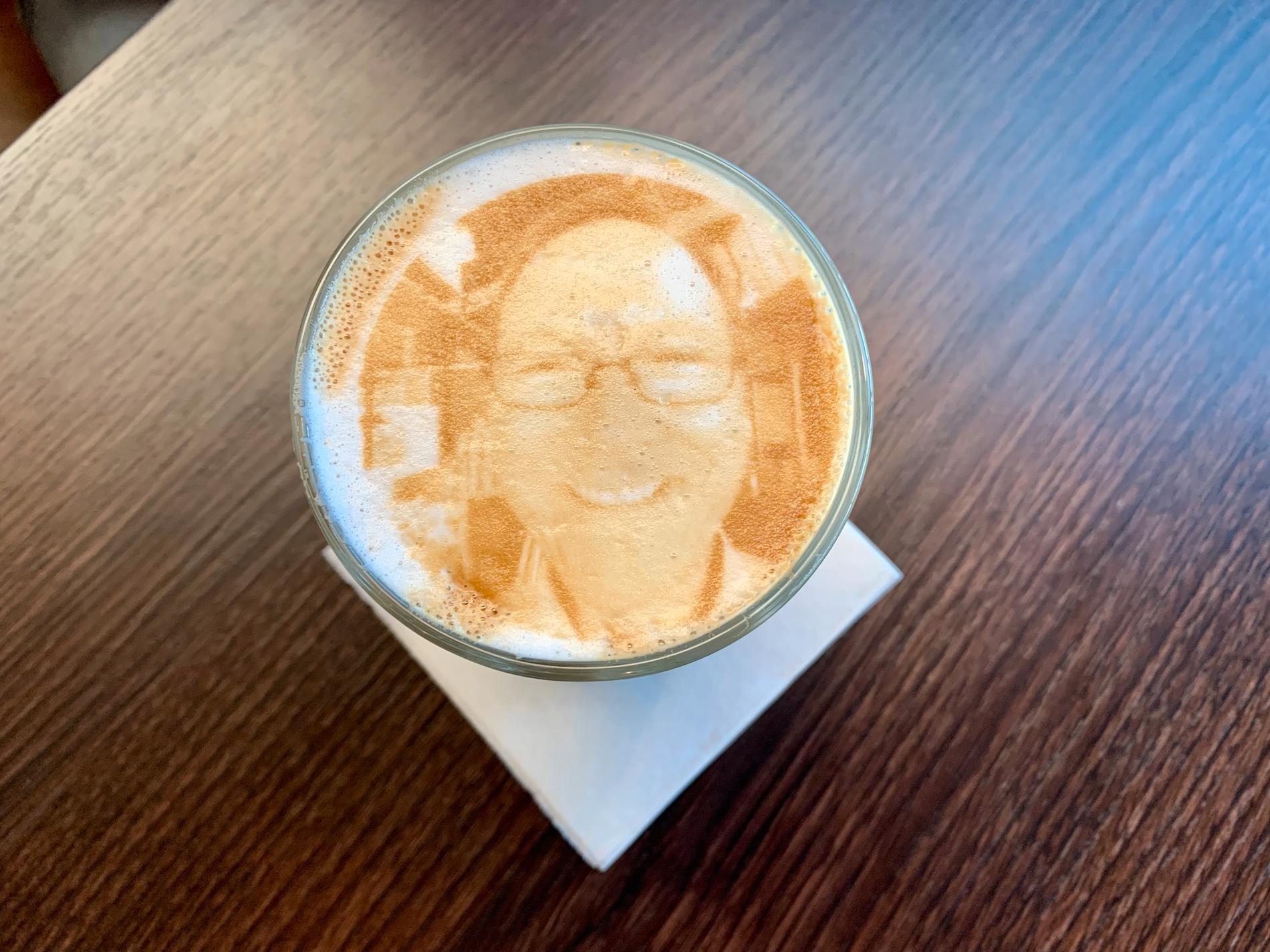 På Roya i Sandnes fikk Karlsen servert en kaffe med et portrett av seg selv på.