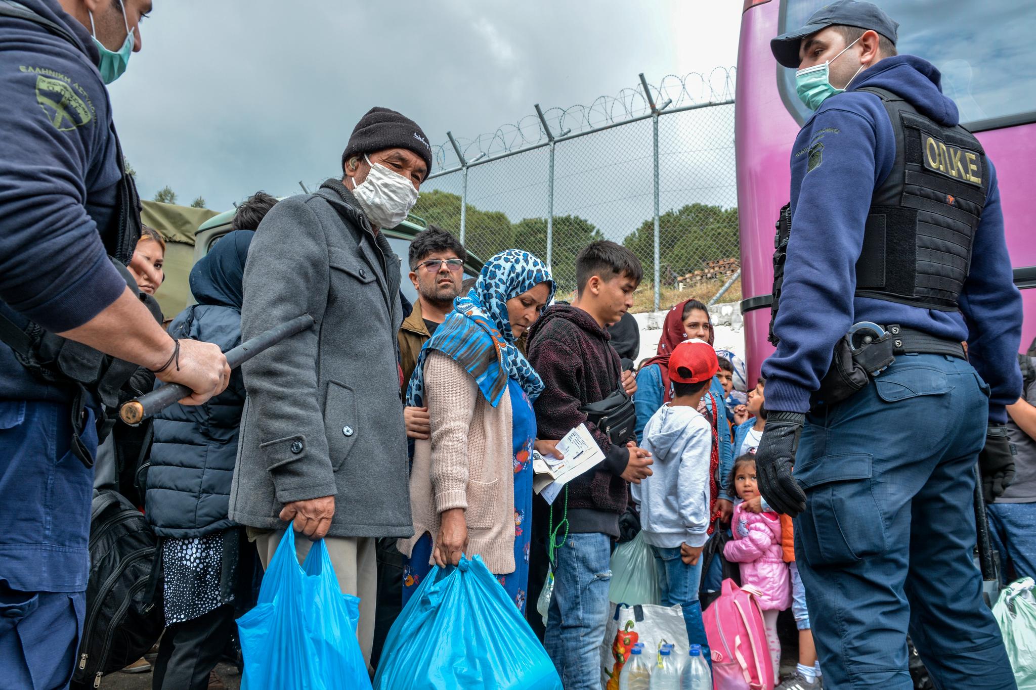 Migranter ved Moria-leiren i begynnelsen av mai. Greske myndigheter flyttet da flere familier for å lette forholdene i den overfylte leiren. 