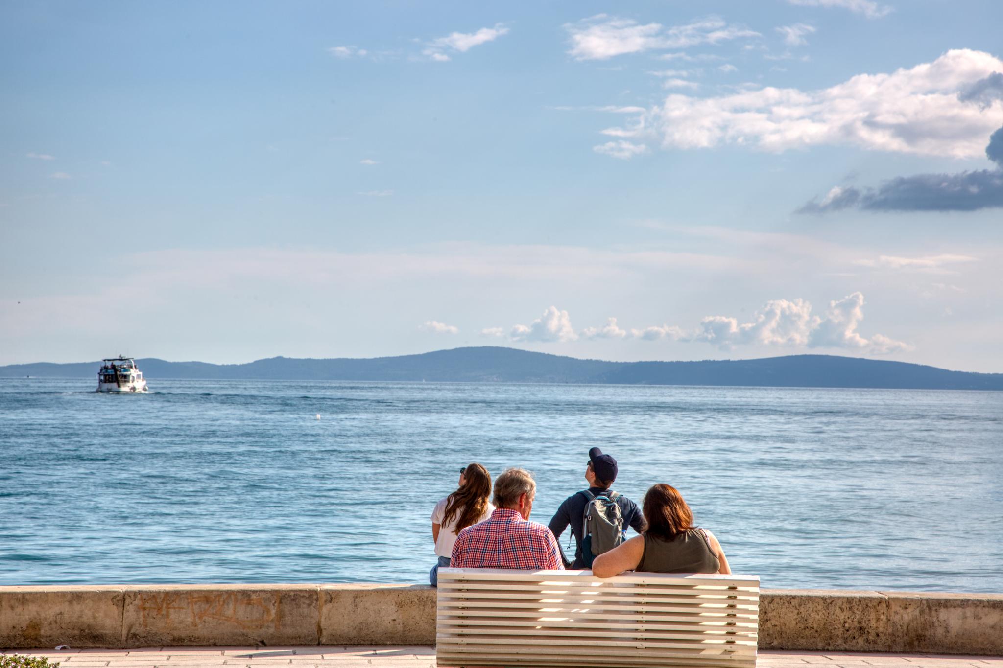 Adriaterhavet lokker for dem som vil komme seg videre fra Split. Et alternativ er å sette seg ned for å nyte utsikten.