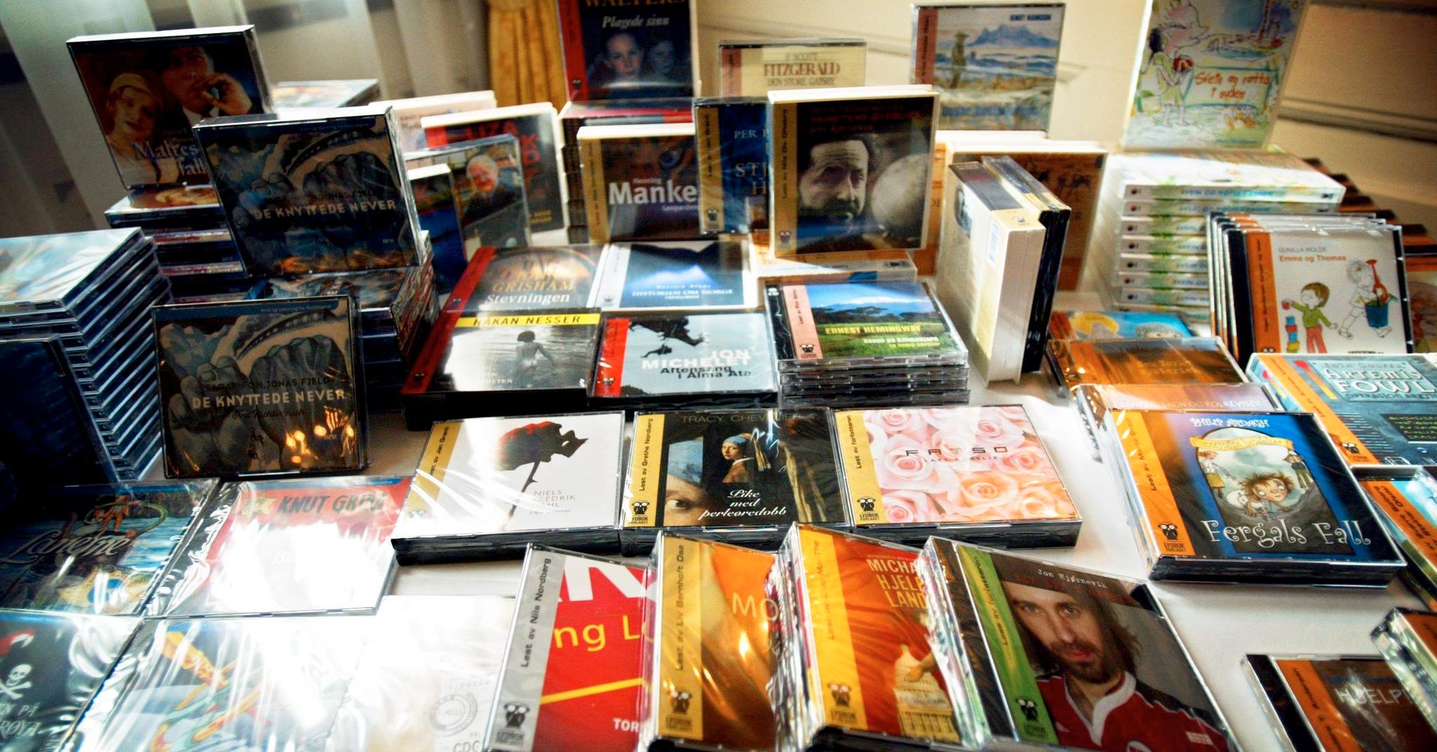 Foreløpig kan norske biblioteker bare låne ut lydbøker på CD, selv om kundene etterspør digitale lydbøker. 