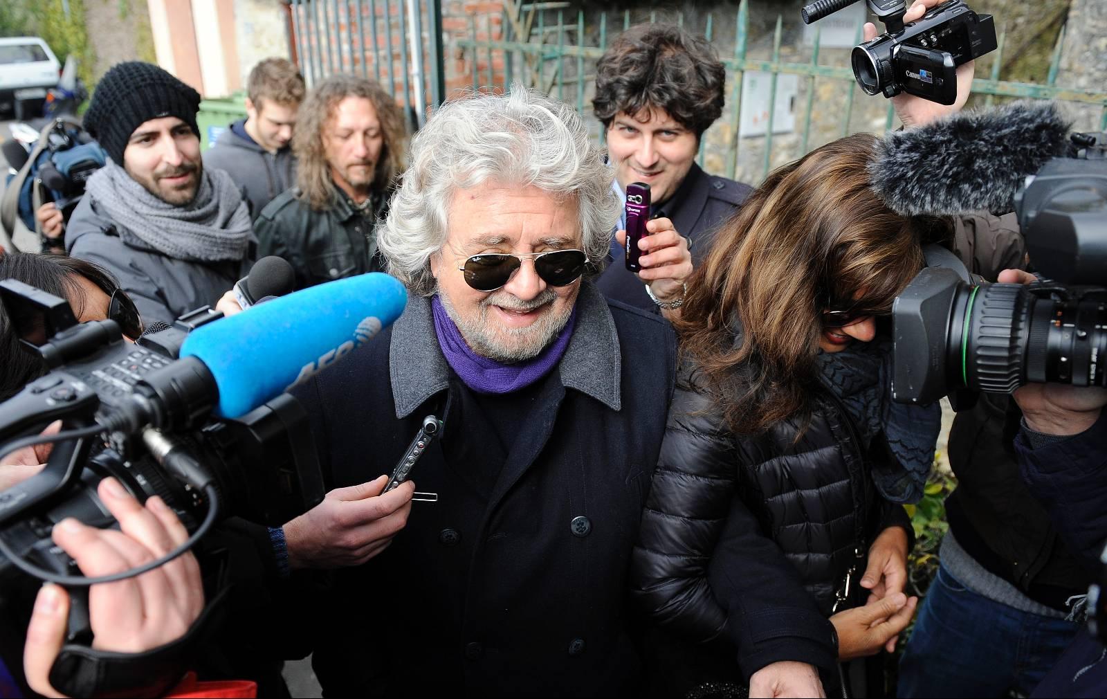 VALGETS BOMBE: Bebbe Grillo, leder av Femstjernersbevegelsen, på vei til  stemmelokalet mandag.
