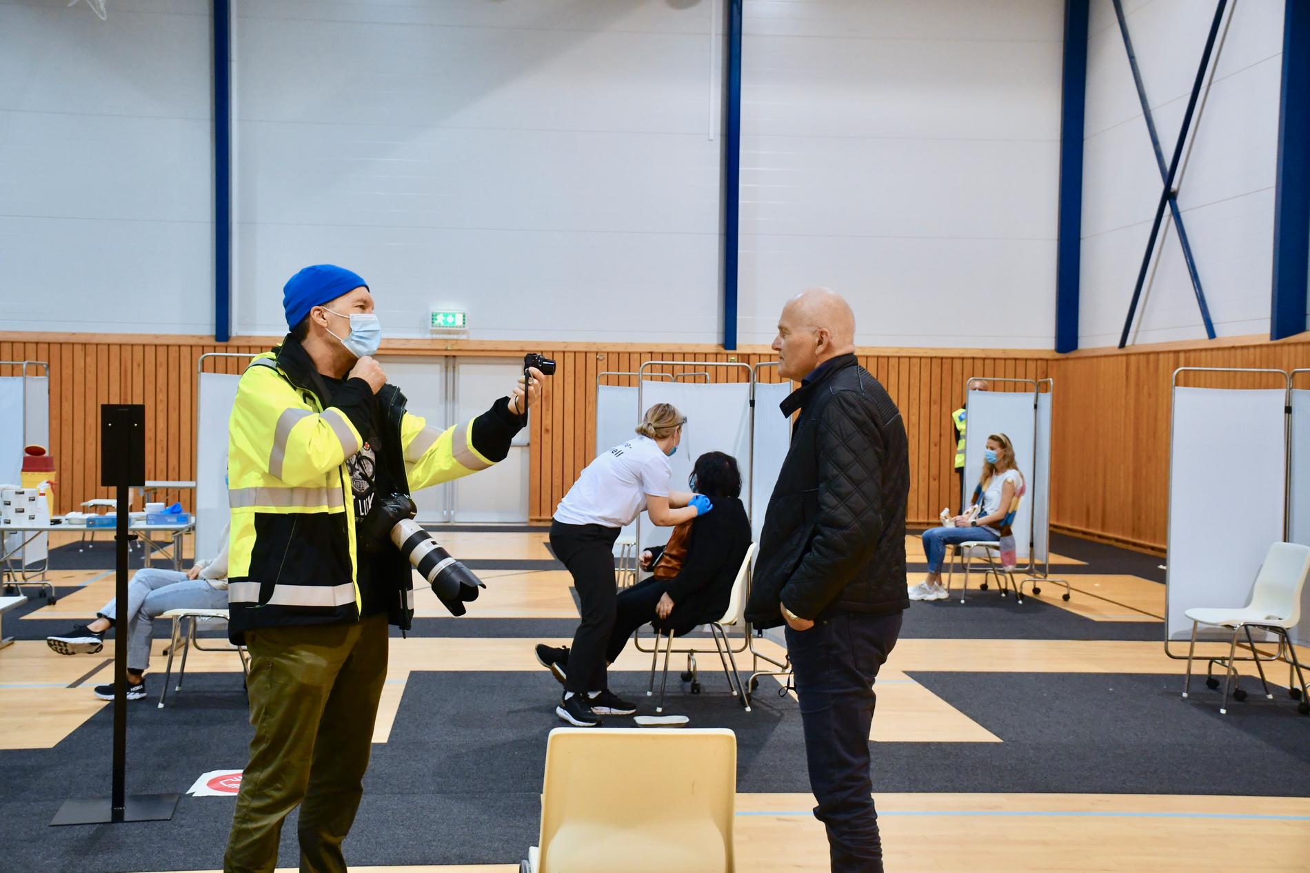  Kommuneoverlege Ole Bernt Lenning blir intervjuet av kommunens Ove Tennfjord i forbindelse med massevaksinering som var i Randaberghallen, hall 2. 