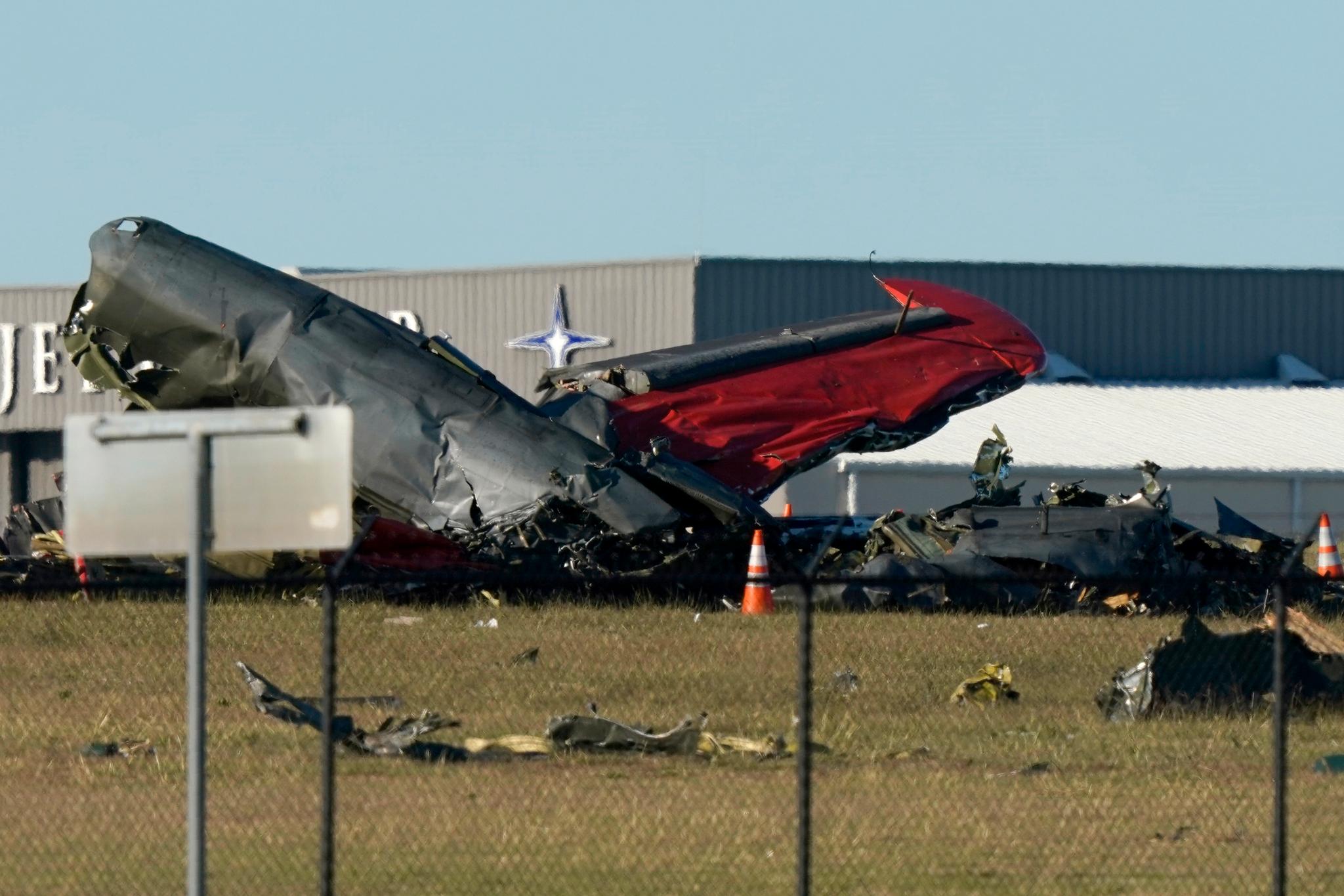 Vrakene av to gamle militærfly som kolliderte og styrtet under et flystevne i Dallas i Texas lørdag. 