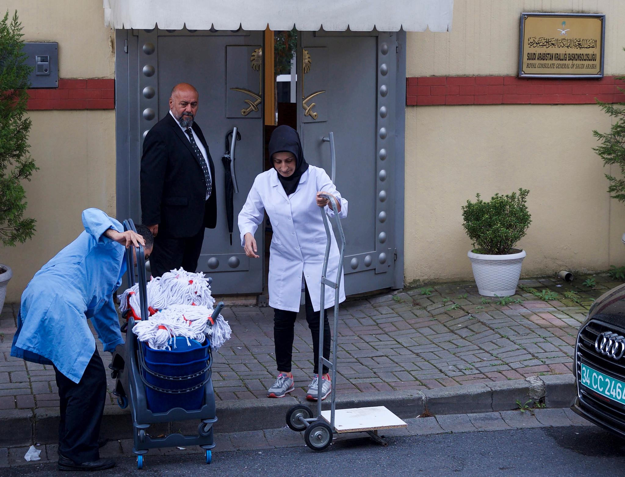 Vaskepersonell er på vei inn til Saudi-Arabias konsulat i Istanbul. Dette skjedde timer før tyrkiske etterforskere skulle gjennomsøke bygningen. 