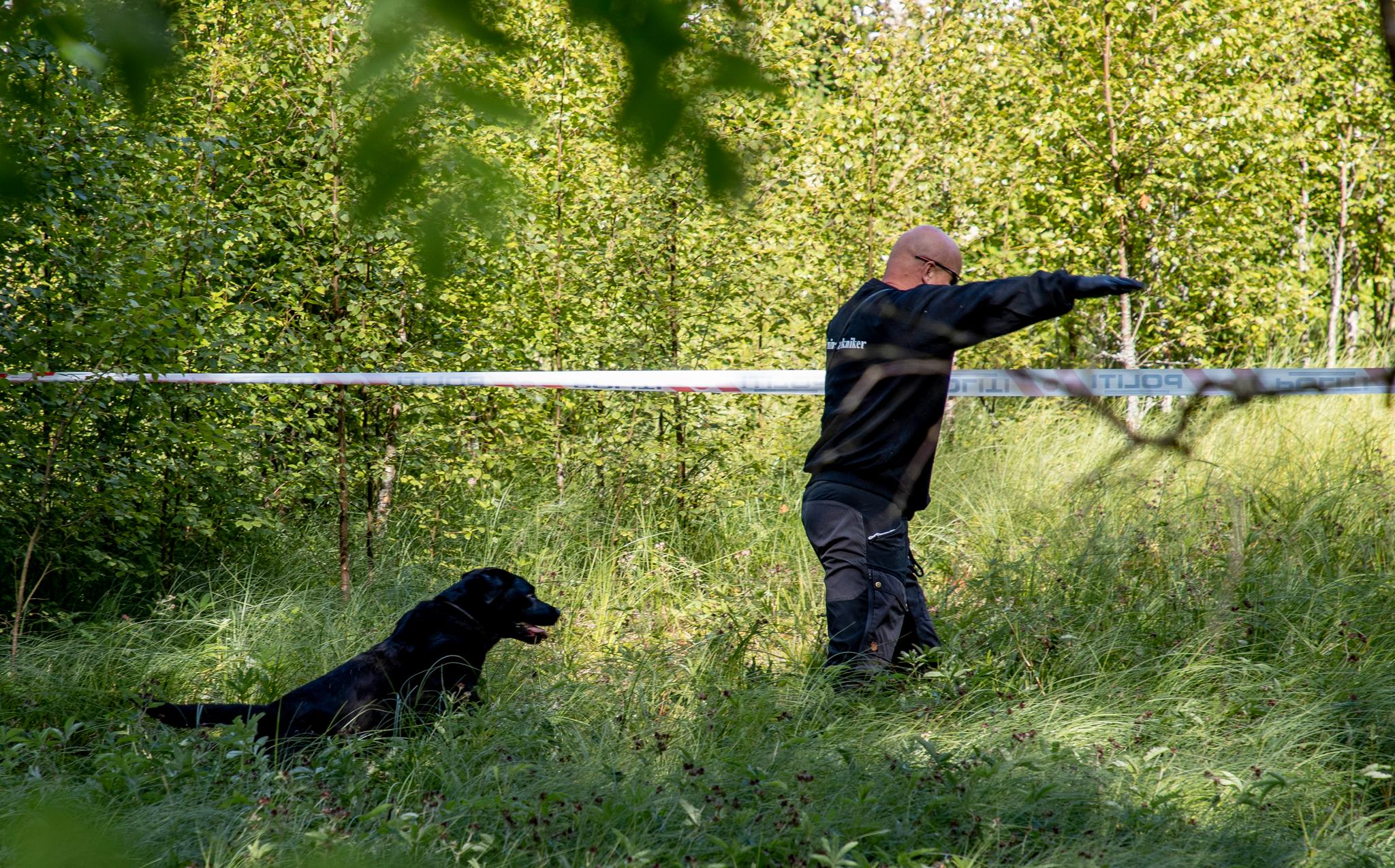 Politiet fortsetter etterforskningen etter at en mann i 40-årene ble funnet drept ved Askim på søndag. Kripos søkte med hund mandag.
Foto: Geir Olsen / NTB scanpix
