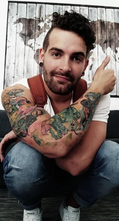 FORNØYD: Freddie Frivold (25) har tatovert barndomsheltene sine på hele armen.