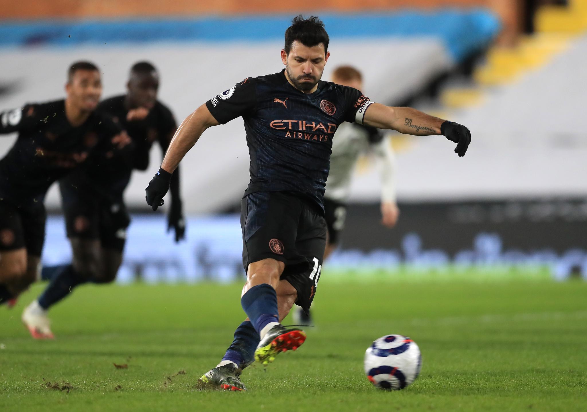 STRAFFESCORING: Sergio Agüero fikk æren av å sette inn 3–0-målet til Manchester City fra straffemerket. 