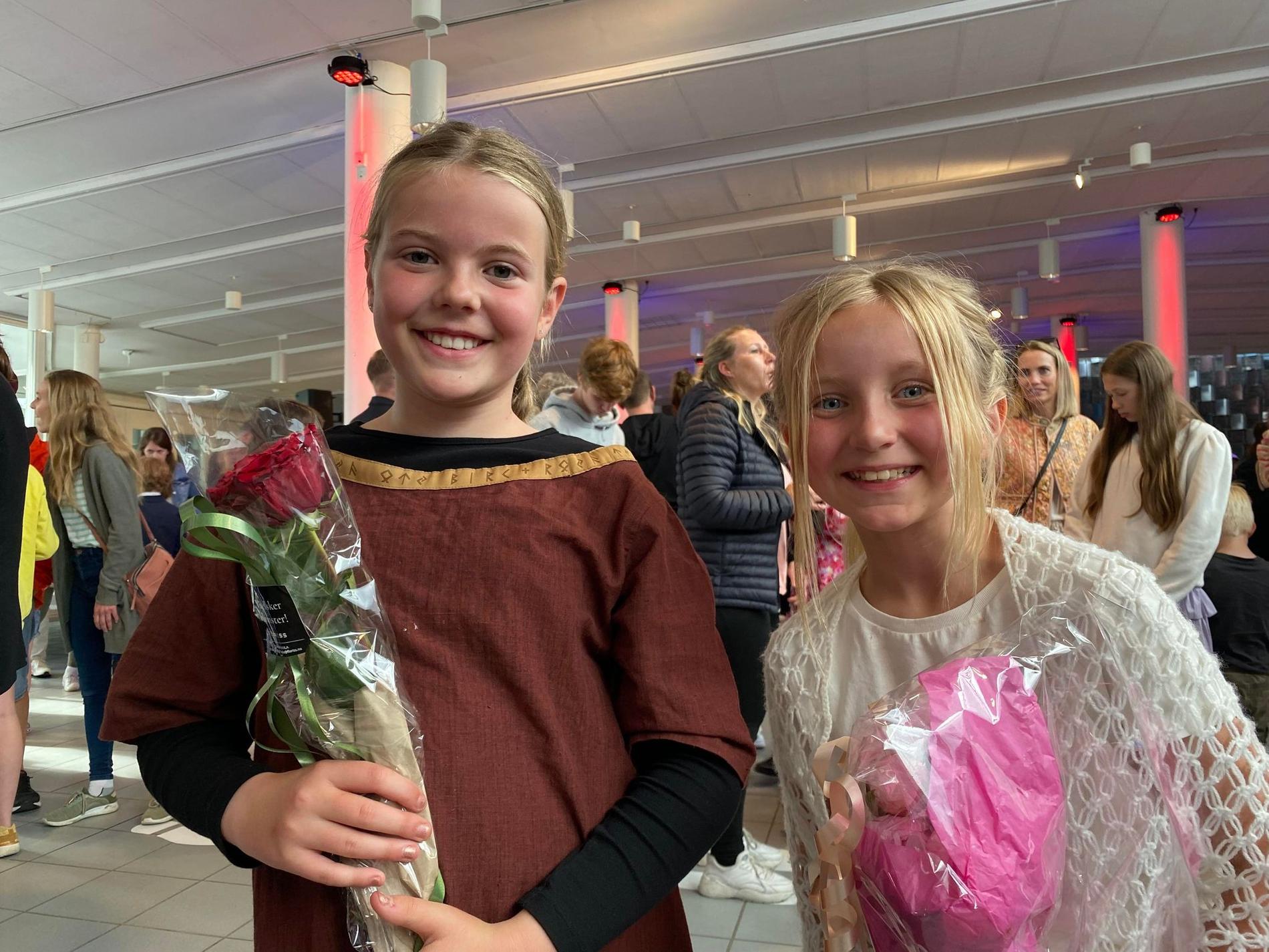 Sara og Sikke fikk begge blomster etter premieren, her i barnehjems-kostymene deres.