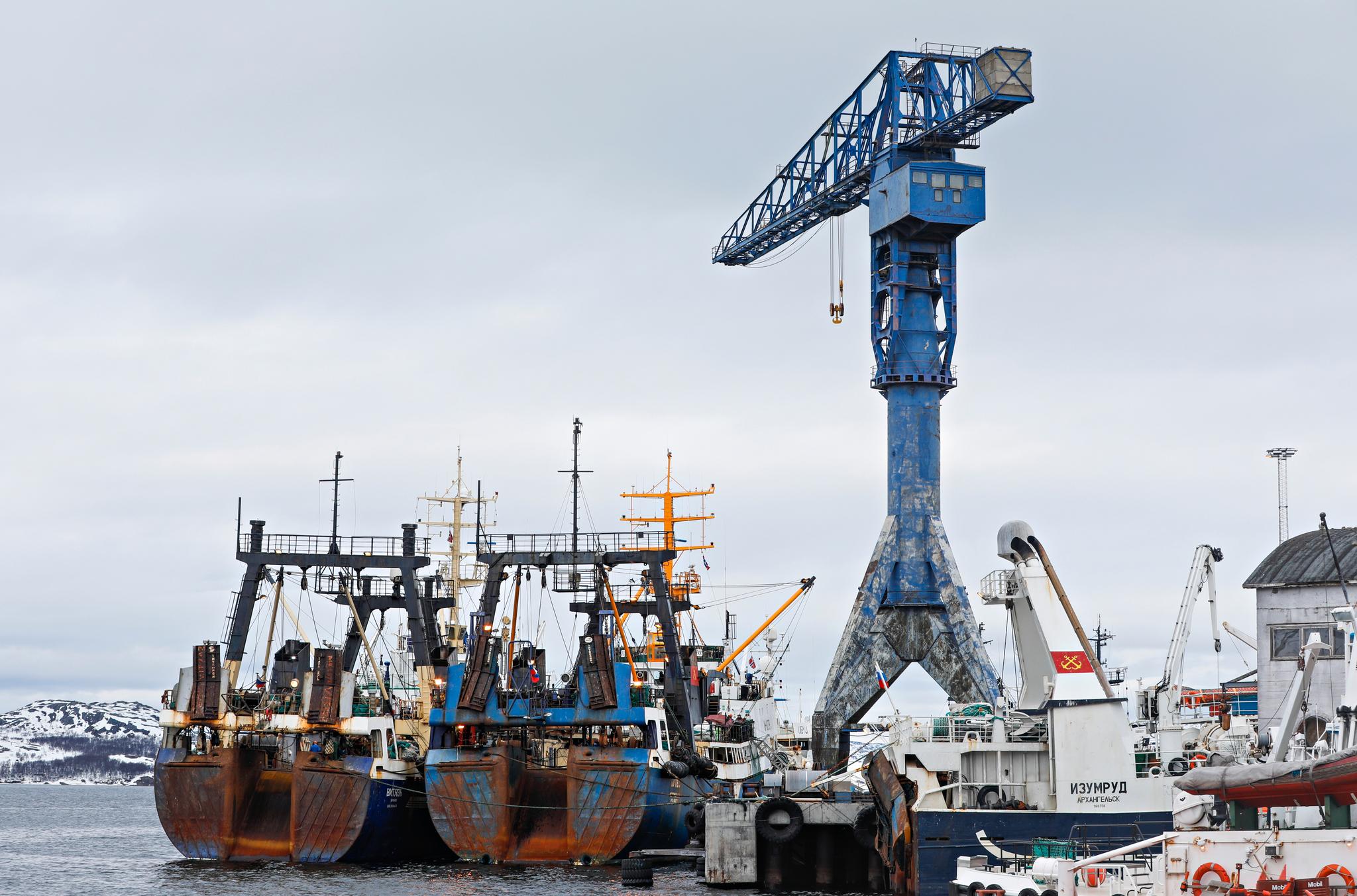 En rekke russiske trålere og fraktskip lå onsdag ved kai i Kirkenes. 70 prosent av inntektene til verftet Kimek kommer fra serviceoppdrag for den russiske fiskeflåten.