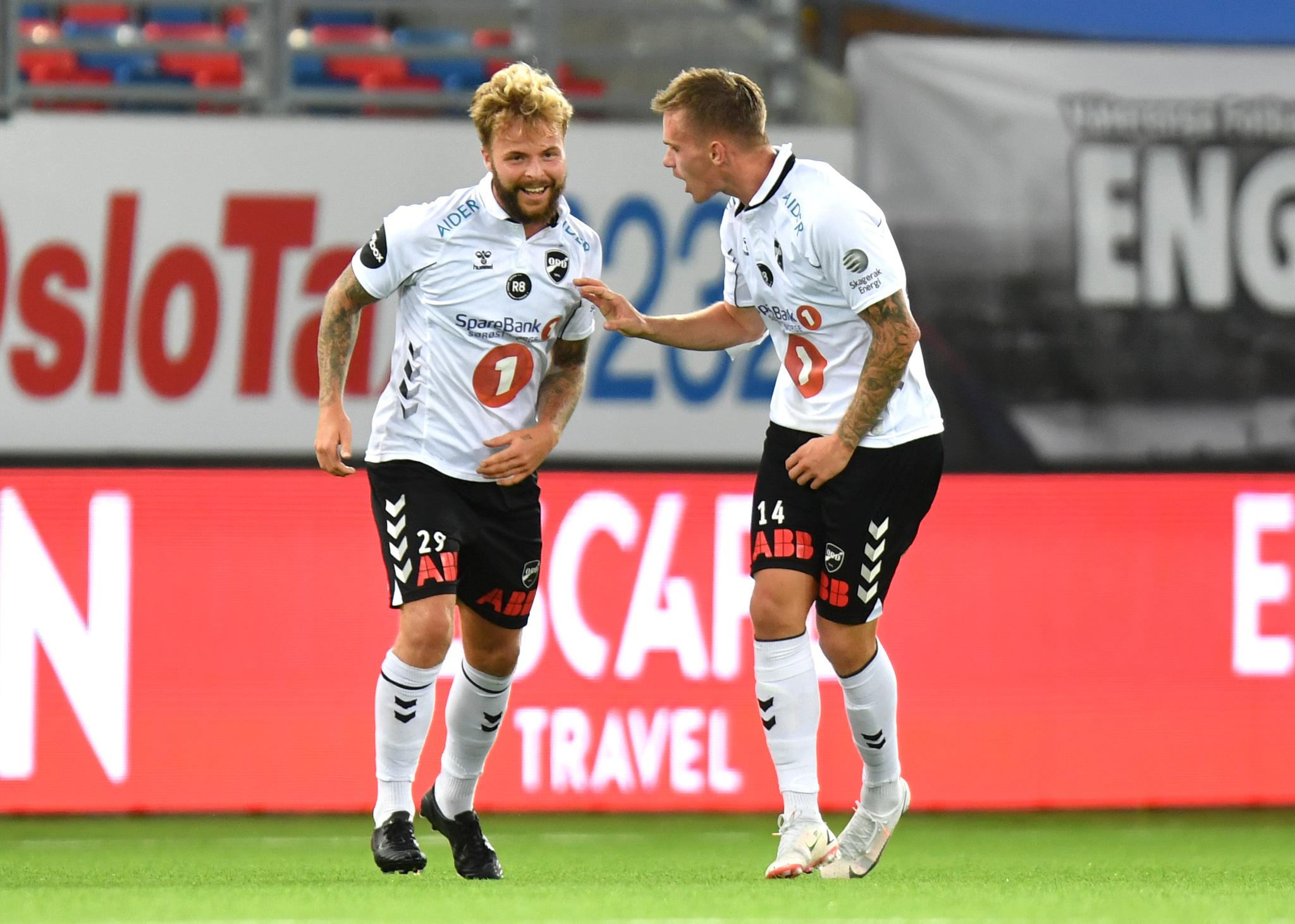 NYTER LIVET: Sander Svendsen smilte for scoring i cupkampen mot Vålerenga sammen med lagkamerat Conrad Wallem onsdag kveld.