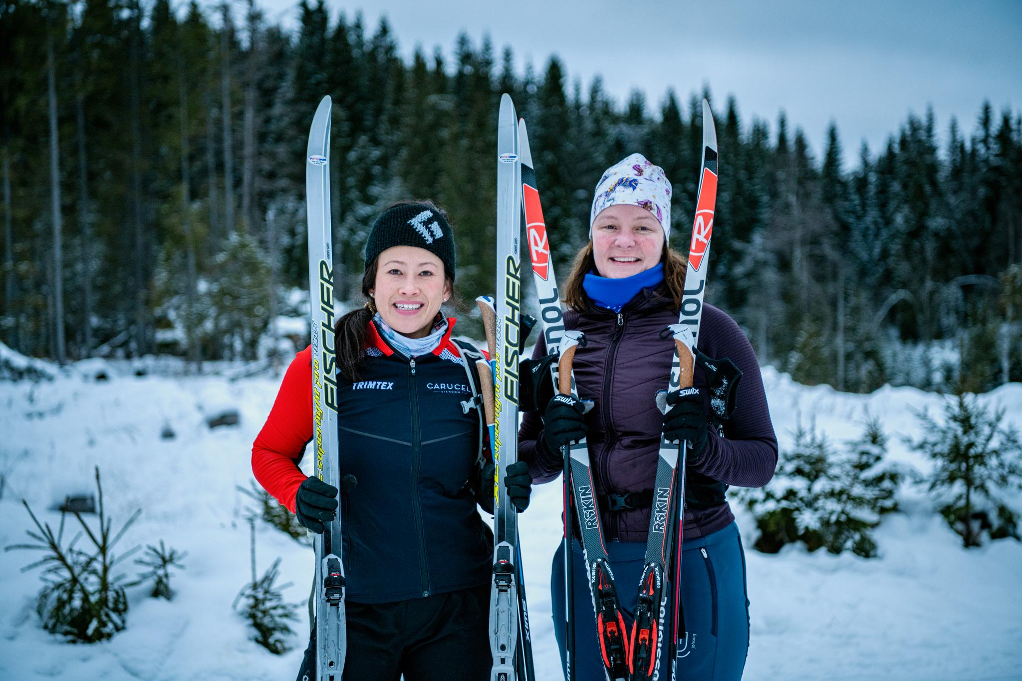 – Jeg har tatt med meg vanlige ski i dag og ikke skøyteski, siden det er første tur, sier Sachiko Holmsen. 