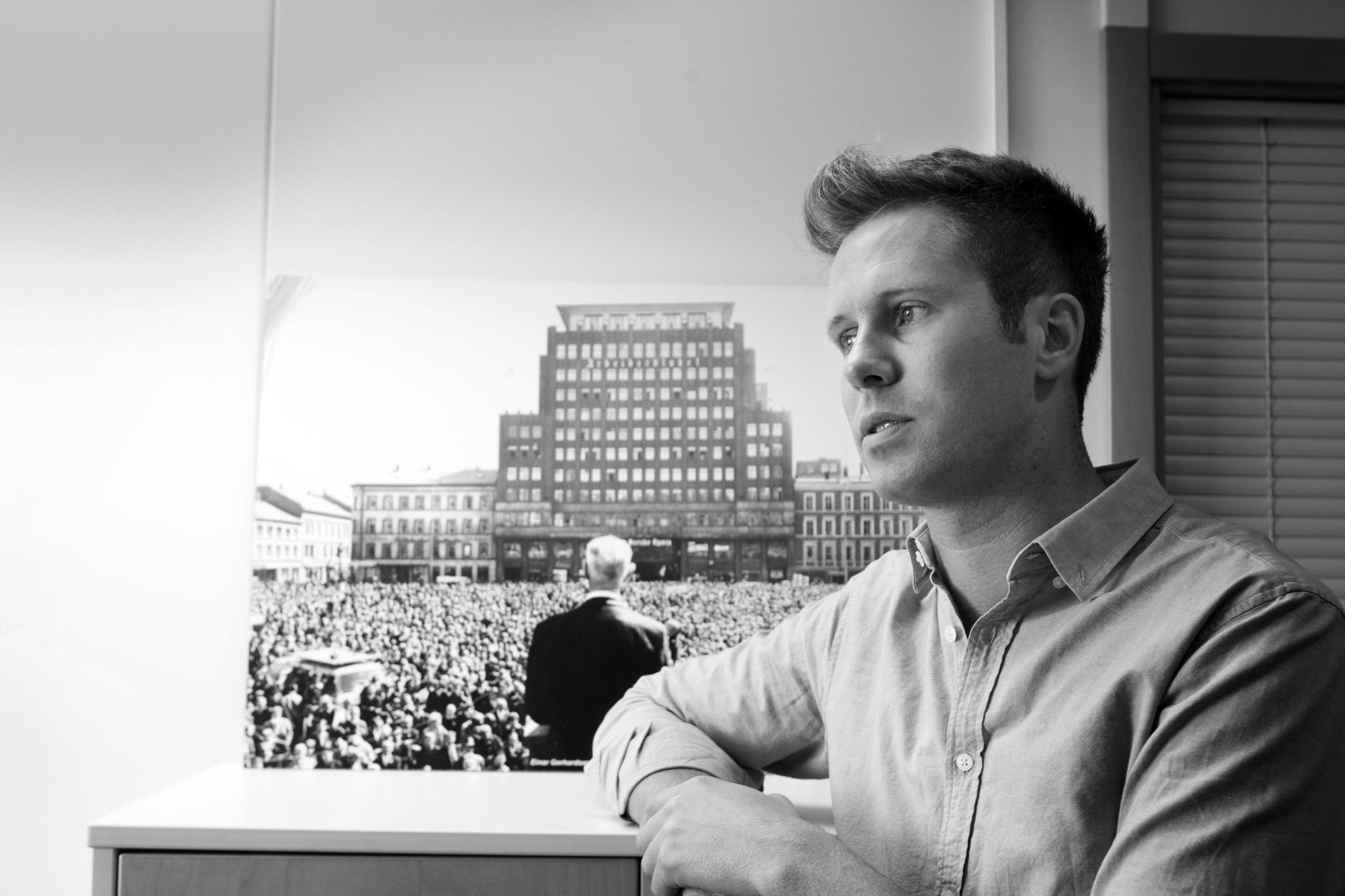 AUF-leder Eskil Pedersen tilbake på kontoret på Youngstorget høsten 2011. Den offentlige debatten etter terroren ble påfallende raskt preget av en mistanke mot AUF-erne, skriver Snorre Valen.