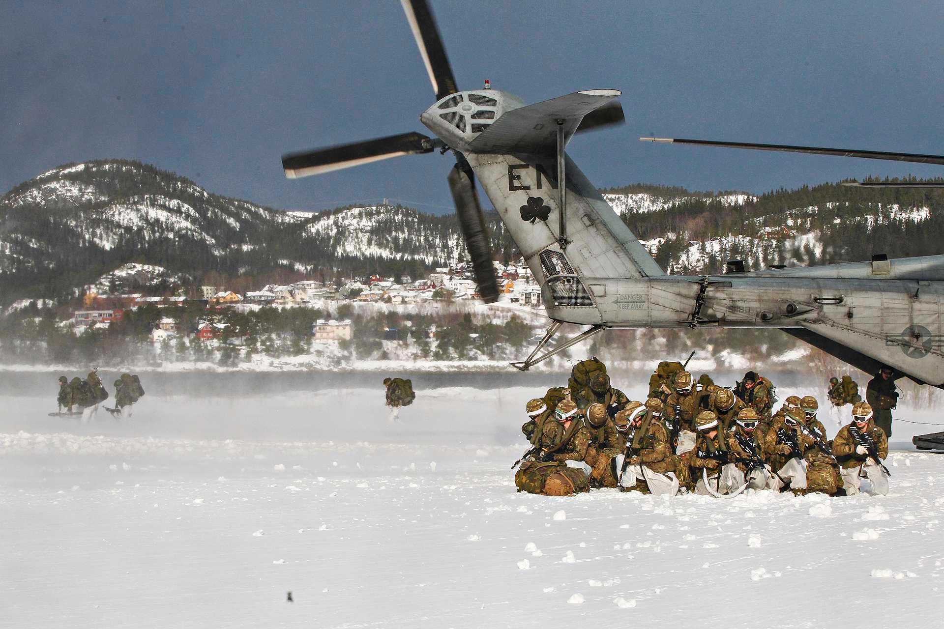 Dette er kapasiteten Norge mangler. Store transporthelikoptre, som her har fraktet soldater fra US Marines under øvelsen Cold Response i Trøndelag, i mars.