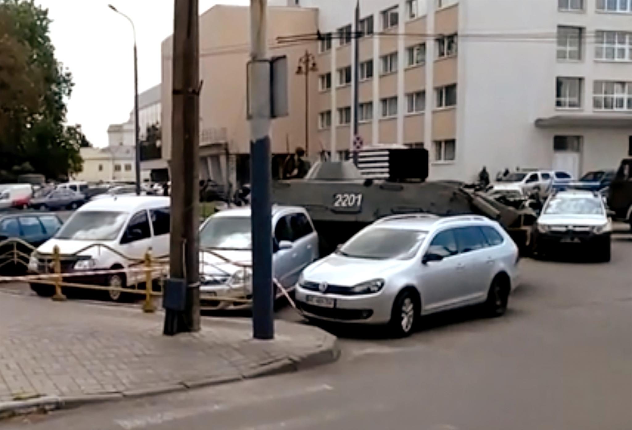 En stridsvogn er satt inn i forbindelse med gisselsituasjonen i Lutsk i Ukraina. 