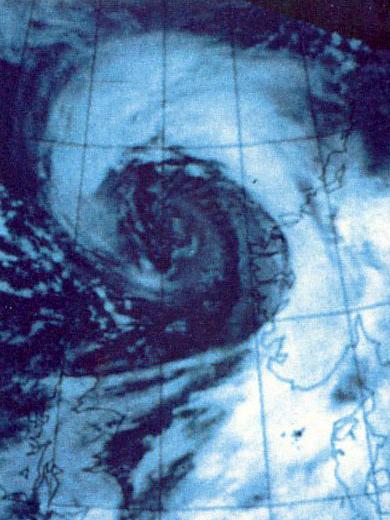 HEFTIG: Nyttårsorkanen på vei inn mot Nordvestlandet 1. januar 1992.
