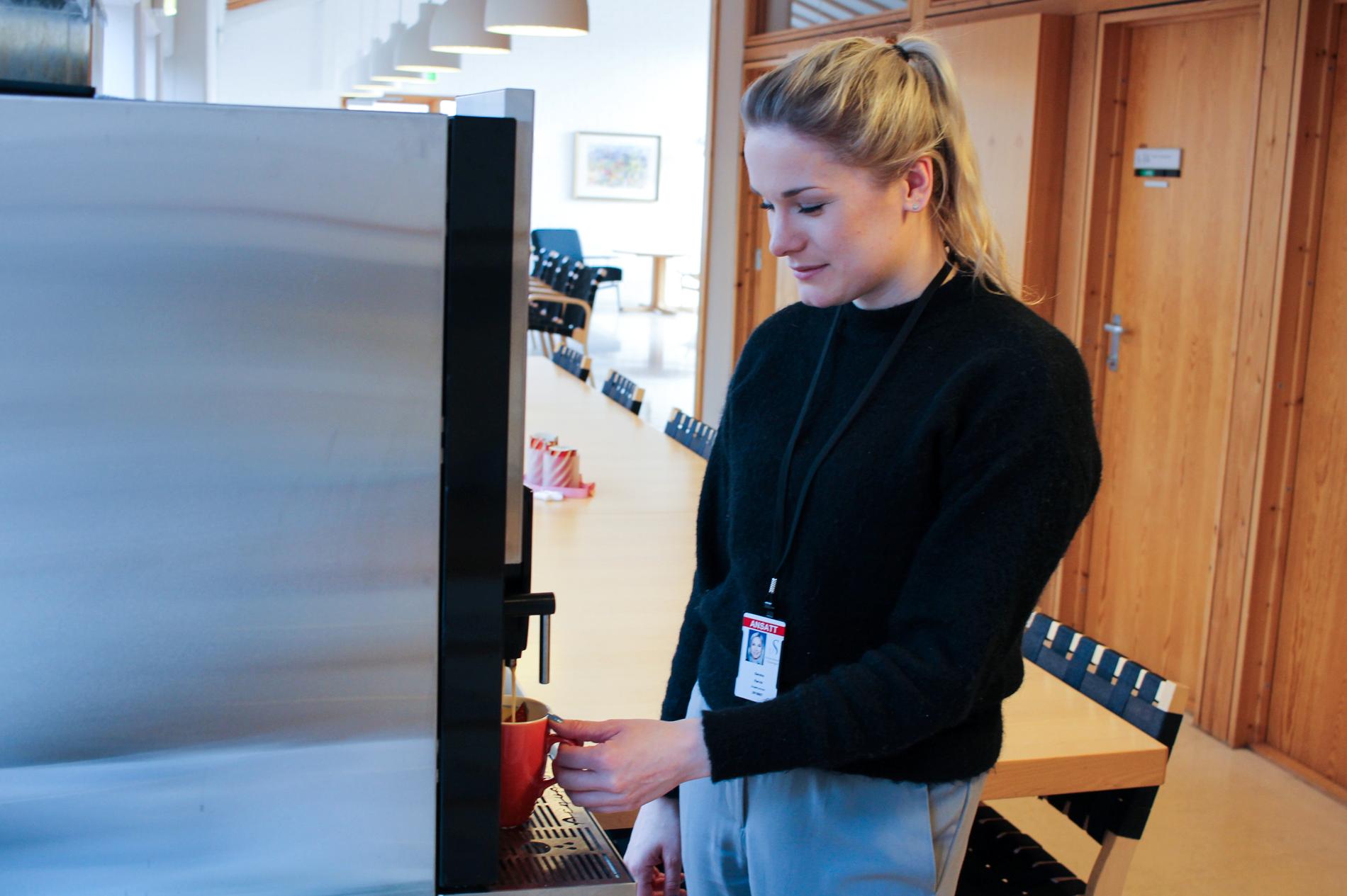 – Det går mye kaffe i løpet av en arbeidsdag, forteller Sandra Rørvik (25). 