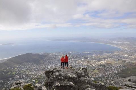 Eirin og reisepartner Sylvia Barman-Jenssen på toppen av Table Mountain i Cape Town, Sør-Afrika.