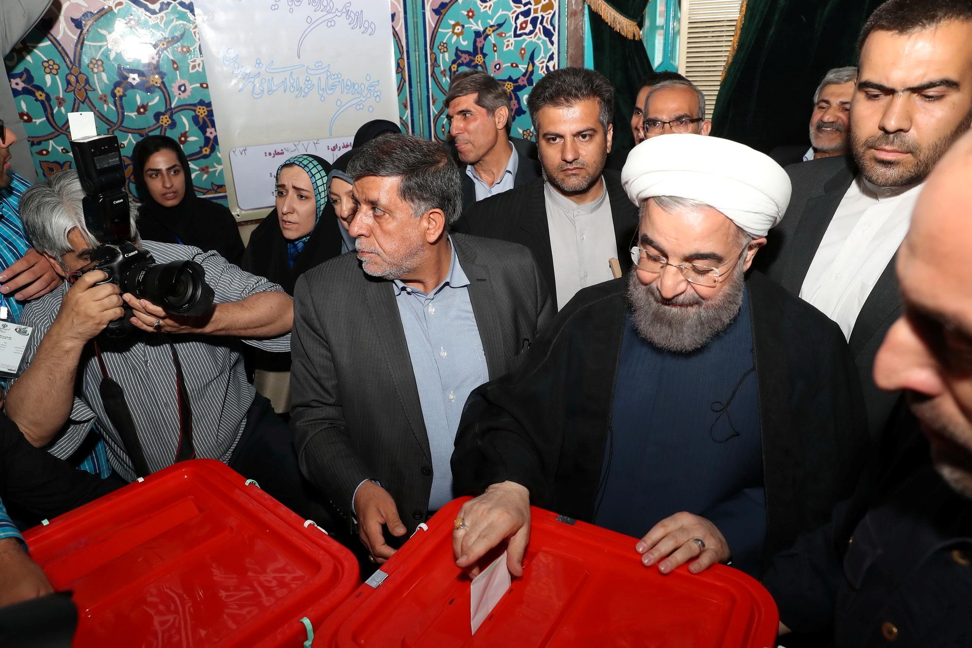 President Hassan Rouhani avgir sin stemme i det iranske valget i Tehran fredag.