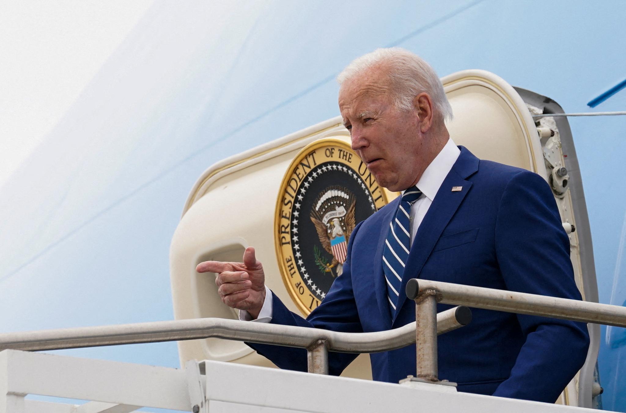 USAs president Joe Biden vil være 82 år når han eventuelt går inn i sin andre presidentperiode. Nå mener flere partikollegaer at han kanskje er for gammel.